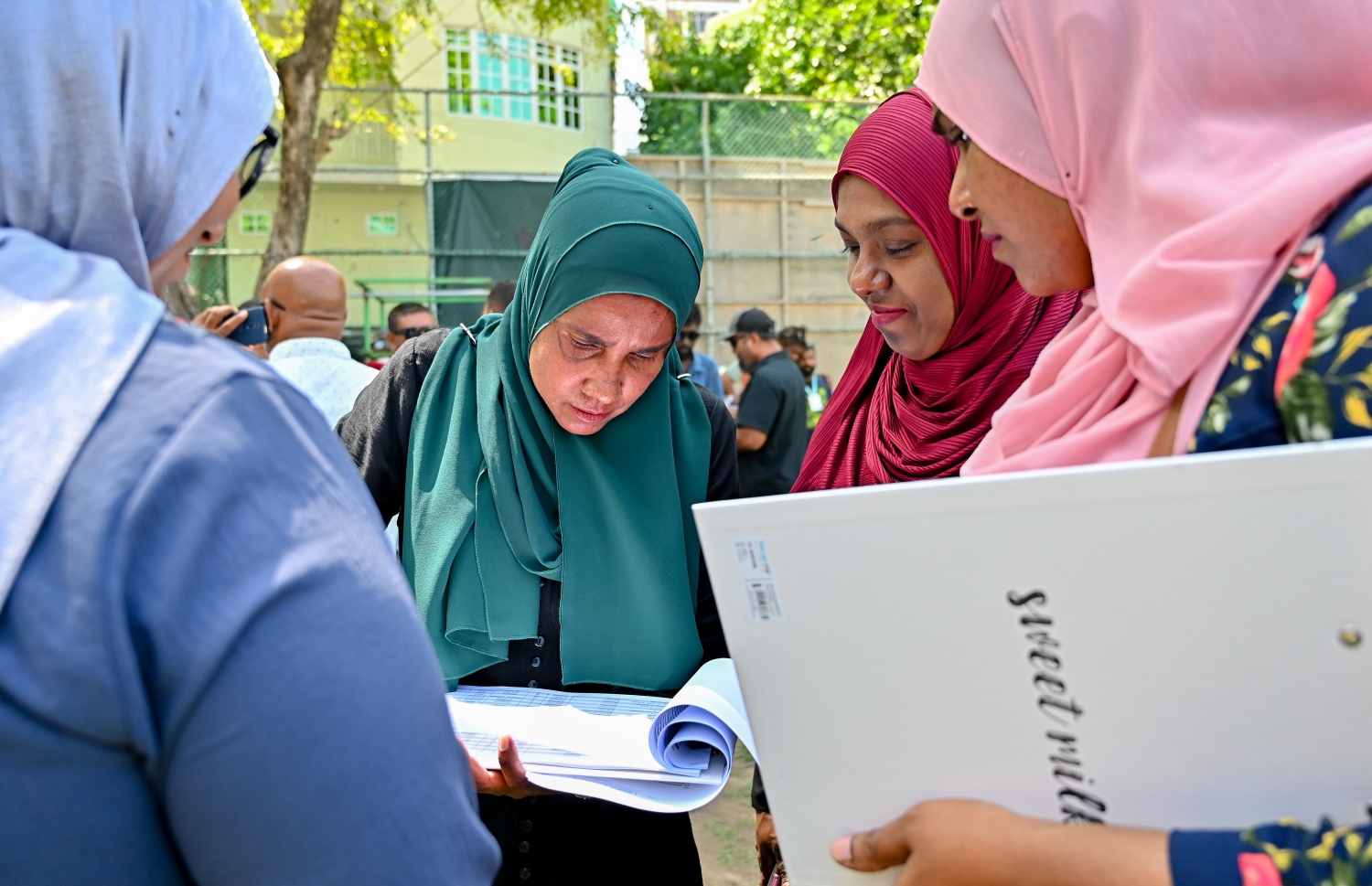 ވެރިކަން ކުރާ ޕީޕީއެމް/ޕީއެންސީގެ މަޖިލިސް ޕްރައިމަރީގެ ވޯޓުލުން ހެންވޭރު ދަނޑުގައި ކުރިއަށް ގެންދާއިރު ބައެއް އޮފިޝަލުން ލިސްޓު ޗެކް ކުރަނީ.---ފޮޓޯ: ނިޝާން އަލީ| މިހާރު