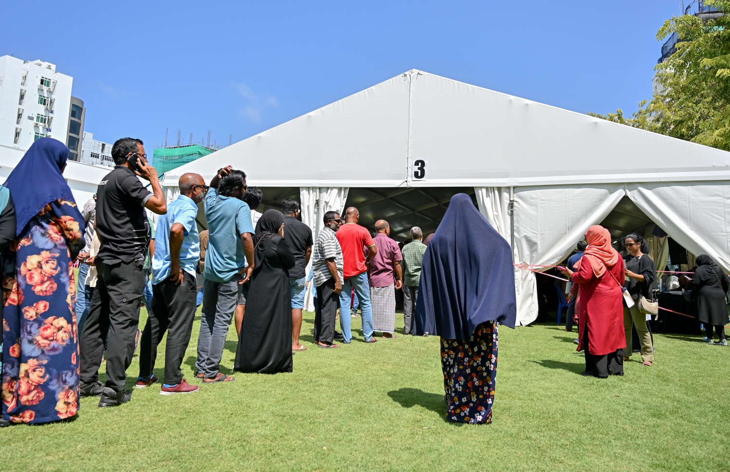 ވެރިކަން ކުރާ ޕީޕީއެމް/ޕީއެންސީގެ މަޖިލިސް ޕްރައިމަރީގައި މާލޭގައި ވޯޓުލުމަށް ހެންވޭރު ދަނޑަށް ދިޔަ ބަޔަކު ކިއޫގައި. މި އިންތިހާބުގައި 71،597 މީހުންނަށް ވޯޓުލެވޭނެ ކަމަށް އެ ކޯލިޝަނުން ބުނޭ.-- ފޮޓޯ: ނިޝާން އަލީ | މިހާރު