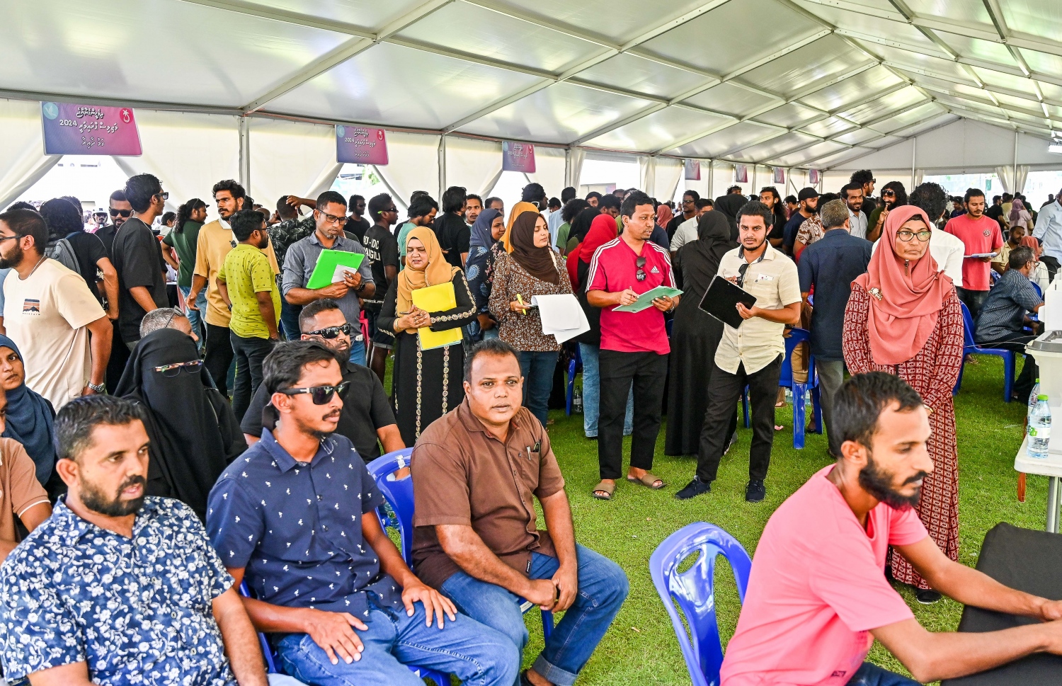 ވެރިކަން ކުރާ ޕީޕީއެމް/ޕީއެންސީގެ މަޖިލިސް ޕްރައިމަރީގައި މާލޭގައި ވޯޓުލުން ކުރިއަށް ގެންދަނީ. މި އިންތިހާބުގައި 71،597 މީހުންނަށް ވޯޓުލެވޭނެ ކަމަށް އެ ކޯލިޝަނުން ބުނޭ.-- ފޮޓޯ: ނިޝާން އަލީ | މިހާރު