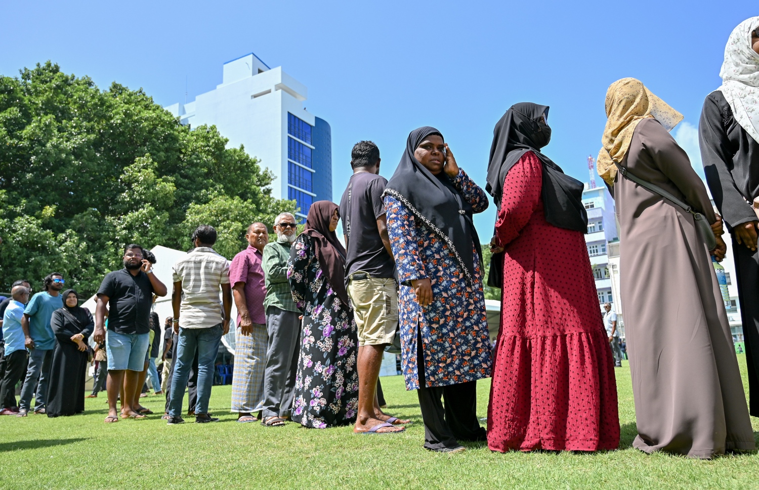 ވެރިކަން ކުރާ ޕީޕީއެމް/ޕީއެންސީގެ މަޖިލިސް ޕްރައިމަރީގައި މާލޭގައި ވޯޓުލުމަށް ހެންވޭރު ދަނޑަށް ދިޔަ ބަޔަކު ކިއޫގައި. މި އިންތިހާބުގައި 71،597 މީހުންނަށް ވޯޓުލެވޭނެ ކަމަށް އެ ކޯލިޝަނުން ބުނޭ.-- ފޮޓޯ: ނިޝާން އަލީ | މިހާރު