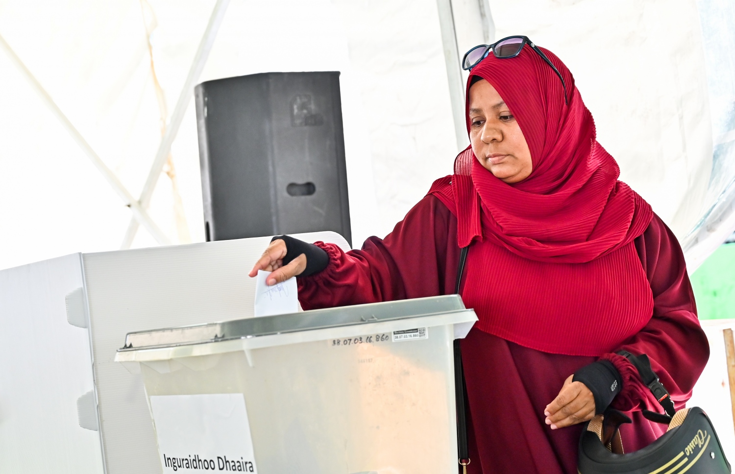 ވެރިކަންކުރާ ޕީޕީއެމް/ޕީއެންސީގެ މަޖިލިސް ޕްރައިމަރީ އަށް ހެންވޭރު ދަނޑުގައި ބަހައްޓާފައިވާ ފޮއްޓަކަށް މީހަކު ވޯޓުލަނީ.--- ފޮޓޯ: ނިޝާން އަލީ | މިހާރު