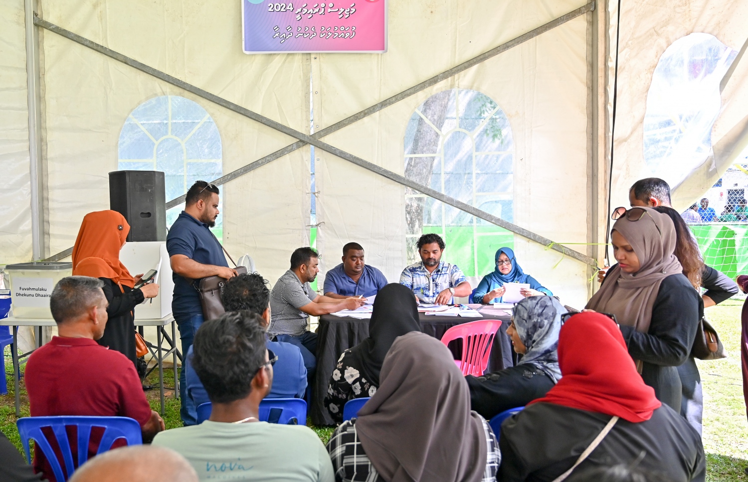 ވެރިކަން ކުރާ ޕީޕީއެމް/ޕީއެންސީގެ މަޖިލިސް ޕްރައިމަރީގައި މާލޭގައި ވޯޓުލުން ކުރިއަށް ގެންދަނީ. މި އިންތިހާބުގައި 71،597 މީހުންނަށް ވޯޓުލެވޭނެ ކަމަށް އެ ކޯލިޝަނުން ބުނޭ.-- ފޮޓޯ: ނިޝާން އަލީ | މިހާރު