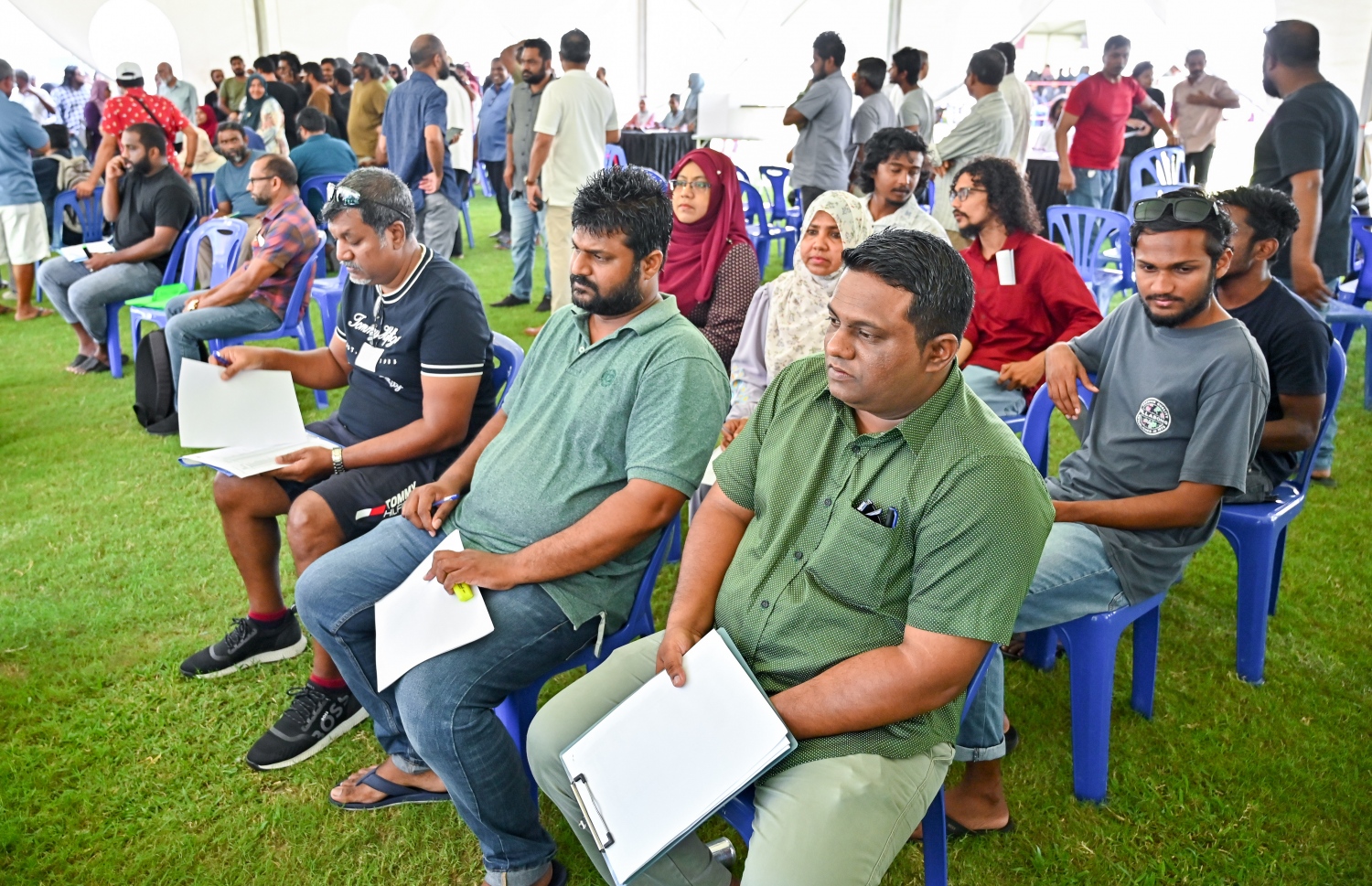 ވެރިކަން ކުރާ ޕީޕީއެމް/ޕީއެންސީގެ މަޖިލިސް ޕްރައިމަރީގައި މާލޭގައި ވޯޓުލުން ކުރިއަށް ގެންދަނީ. މި އިންތިހާބުގައި 71،597 މީހުންނަށް ވޯޓުލެވޭނެ ކަމަށް އެ ކޯލިޝަނުން ބުނޭ.-- ފޮޓޯ: ނިޝާން އަލީ | މިހާރު