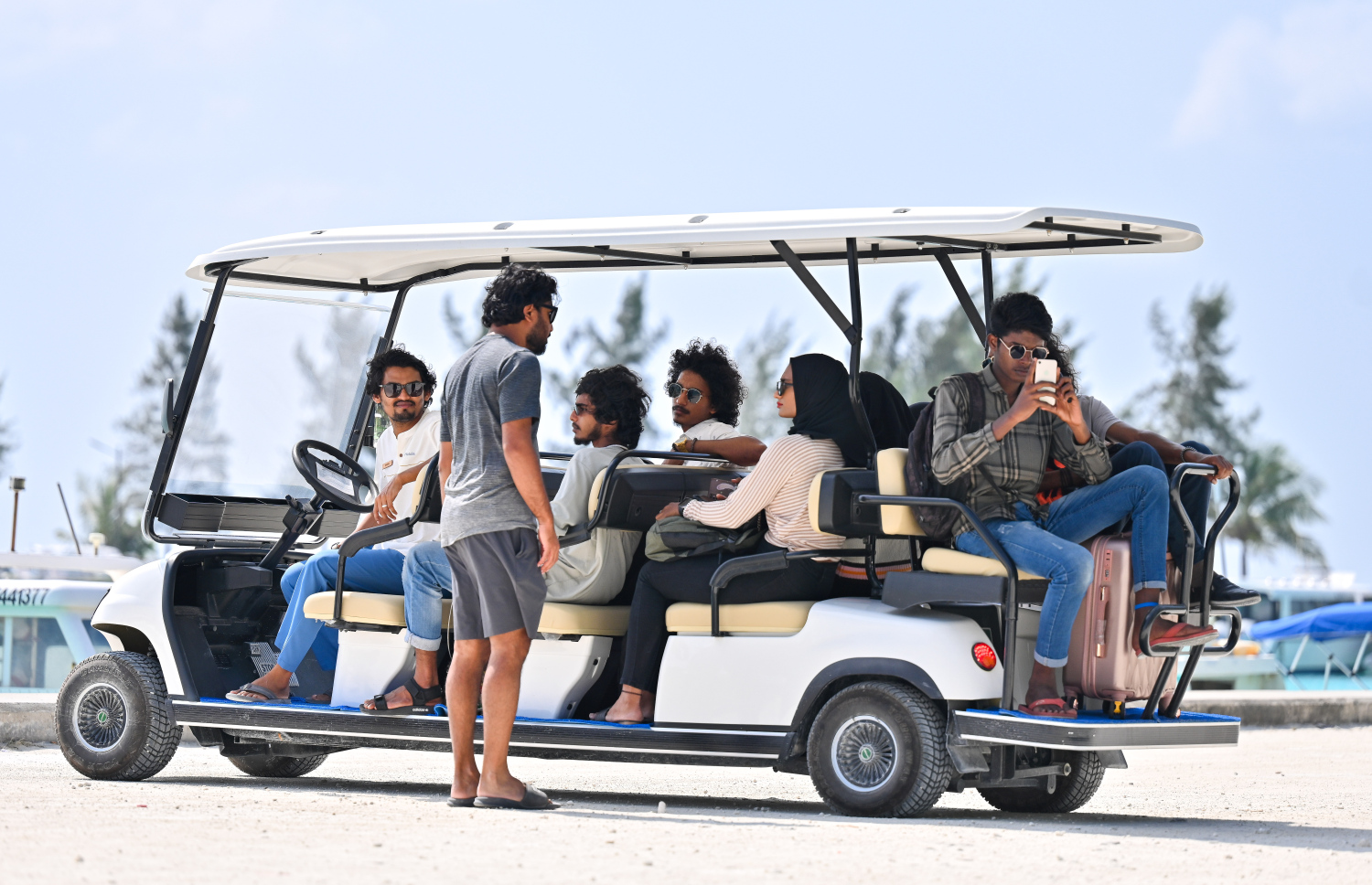 ޓޫރިސްޓުންތަކެއް ބަގީއަށް އަރަނީ. ރާއްޖޭގައި އެންމެ ފުޅާ ދާއިރާއެއްގައި ކުރިއަރަމުން އަންނަނީ ގެސްޓްހައުސްގެ ވިޔަފާރި. -- ފޮޓޯ: މިހާރު