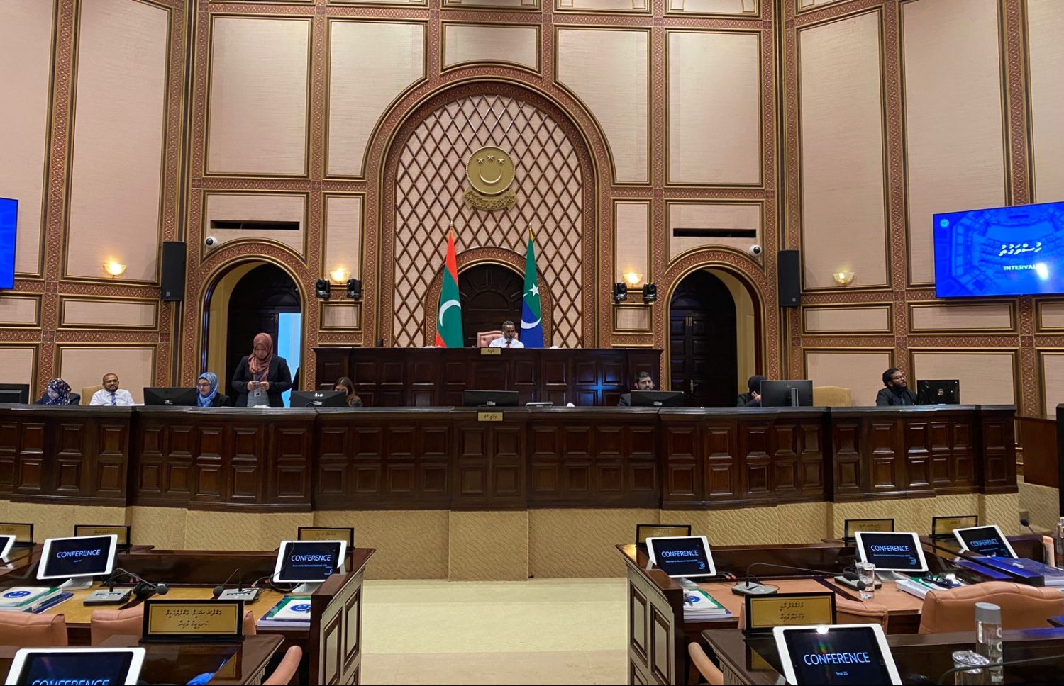 .ސަރުކާރު މެންބަރުން މަޖިލީހުގެ ތަޅުމުގައި ހަޅުތާލު ކުރަނީ--