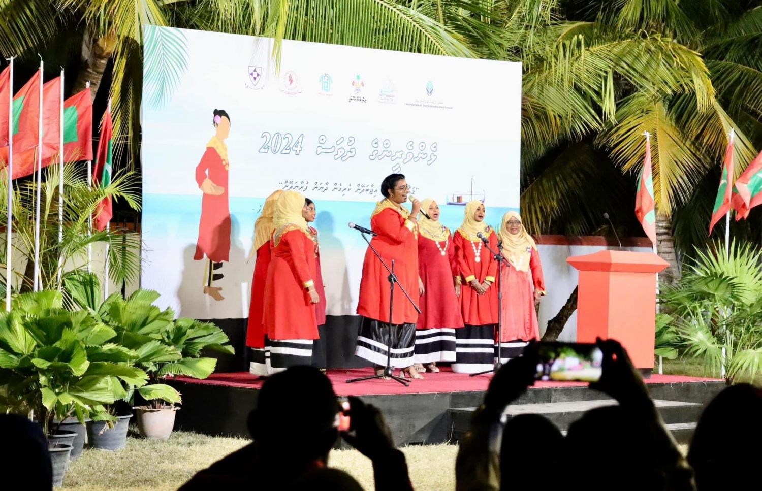 ޅެންވެރިންގެ ދުވަސް ފާހަގަކުރަން ގދ. ތިނަދޫގައި ބޭއްވި ޖަލްސާގައި ޅެންވެރިޔާ އަބްދުﷲ އަފީފްގެ ކުދިންނާއި ކާފަ ކުދިން އައިޓަމެއް ހުށަހަޅަނީ.-- ފޮޓޯ: ދިވެހިބަހުގެ އެކަޑަމީ