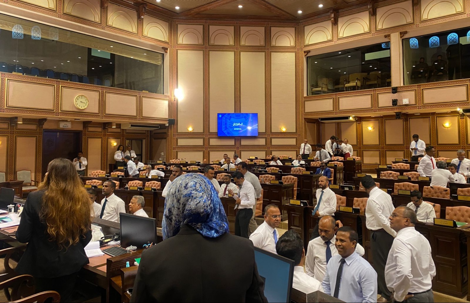 މަޖިލީހުގެ ޗެމްބަރަށް އަސްލަމް އަރާވަޑައިގެންނެވުމުން އެކަން ހުއްޓުވުމަށް ބައެއް ސަރުކާރު މެންބަރުން މަސައްކަތް ކުރައްވަނީ --