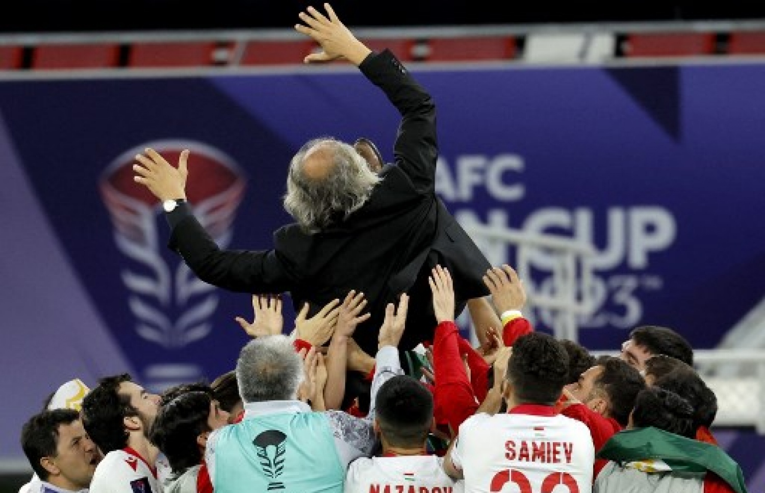 ޔޫއޭއީއާ ދެކޮޅަށް ކުޅުނު މެޗަށް ފަހު ތަޖިކިސްތާނުގެ ކުޅުންތެރިން، ސެގަޓް މައްޗަށް އުފުލާލައިގެން އުފާފާޅު ކުރަނީ: އޭޝިއަން ކަޕްގެ ކުއާޓާ ފައިނަލަށް ދަތުރު ކުރުމަކީ ތަޖިކިސްތާނުގެ ފުޓްބޯޅަ  ތާރީހުގައި އެ ޓީމުން ހޯދި އެންމެ ބޮޑު ކާމިޔާބު --- ފޮޓޯ: އޭއެފްޕީ