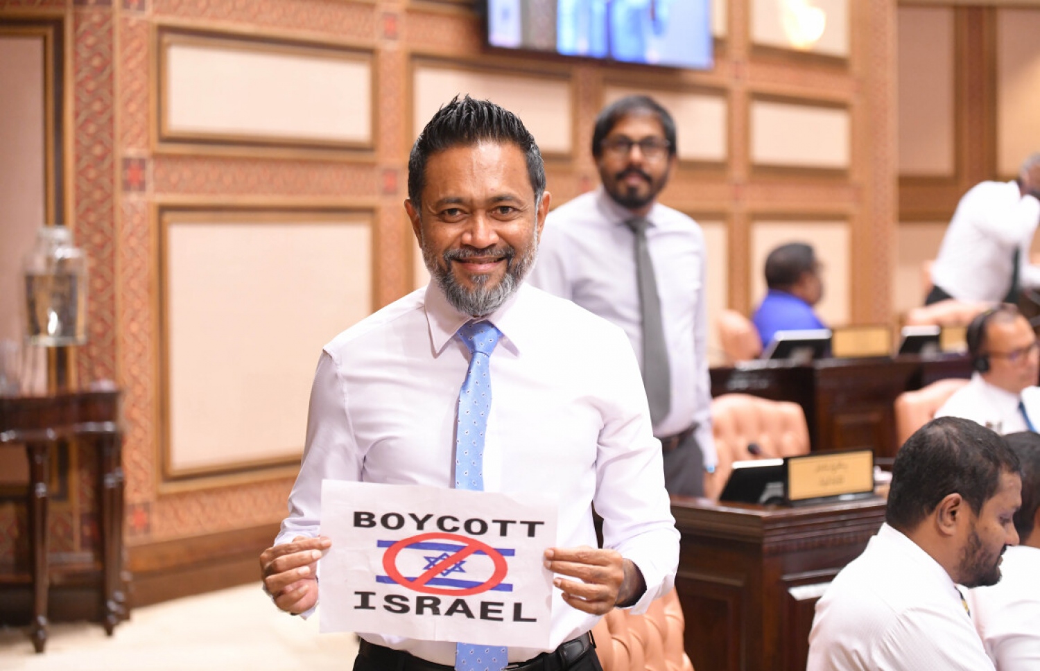 ފުވައްމުލަކު ދެކުނު ދާއިރާގެ އެމްޑީޕީ މެމްބަރު މުމްތާޒް: އޭނާ މިއަދު ވަނީ އެމްޑީޕީން ރުހުން ނުދޭން ނިންމި ހަތަރު ވަޒީރުންނާ އެއްކޮޅަށް ވޯޓު ދެއްވާފައި. --ފޮޓޯ: މަޖިލީހުގެ އިދާރާ