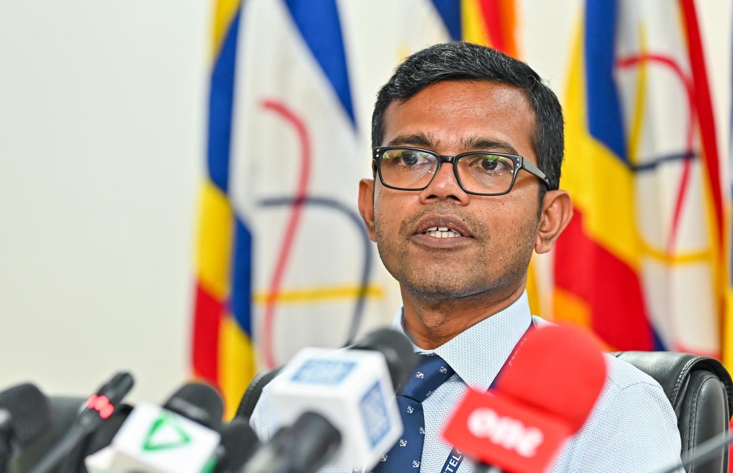 ސްޓެލްކޯގެ މެނޭޖިން ޑިރެކްޓަރު ހުސައިން ފަހުމީ މިއަދު ނޫސްވެރިންނާ ވާހަކަ ދައްކަވަނީ.---ފޮޓޯ: ފަޔާޒު މޫސާ| މިހާރު