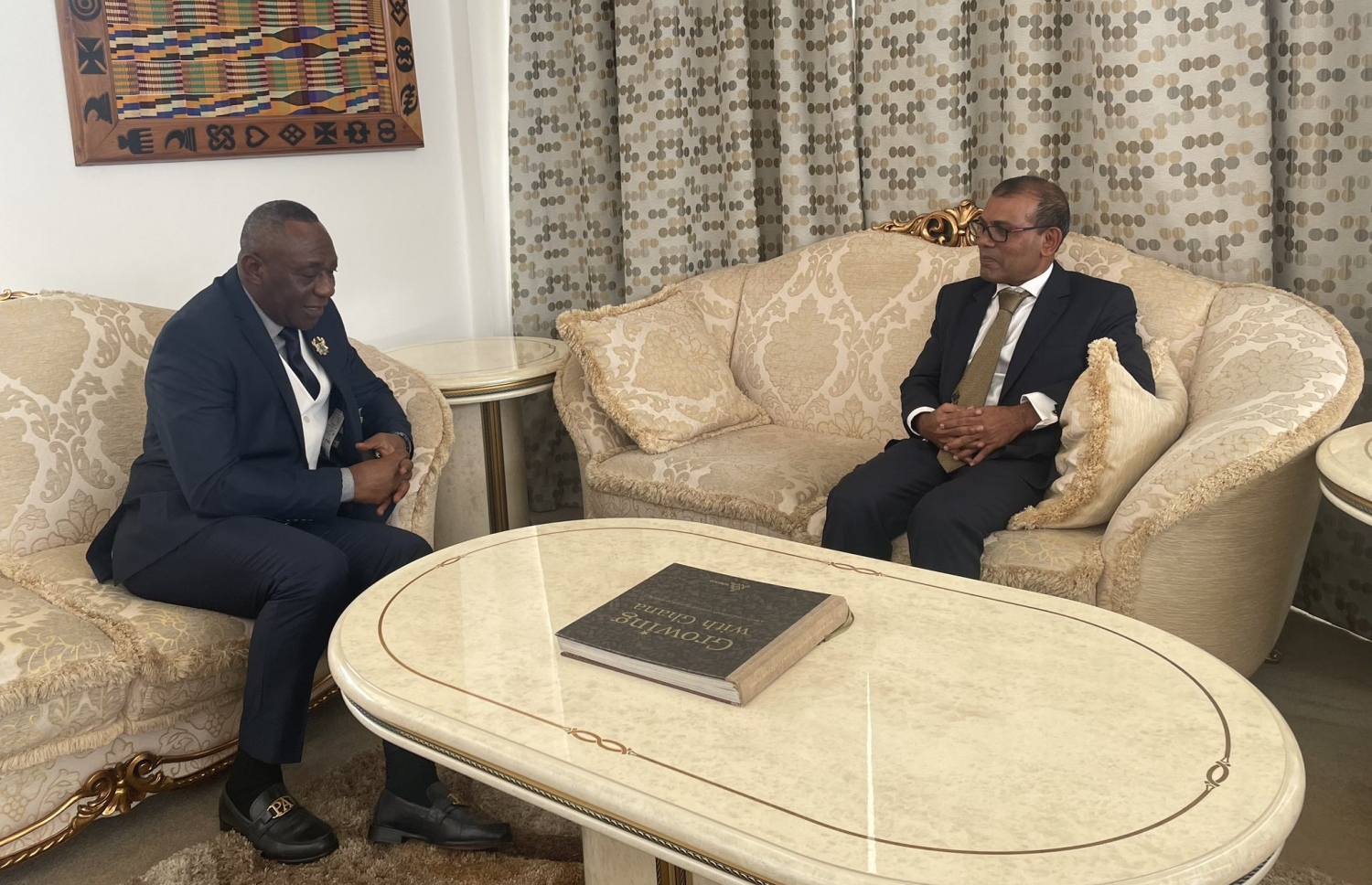 ކްލައިމެޓް ވަލްނަރަބަލް ފޯރަމްގެ ސެކްރެޓަރީ ޖެނެރަލްގެ ވަޒީފާ އަދާކުރެއްވުމަށް ކުރީގެ ރައީސް މުހައްމަދު ނަޝީދު، ގާނާއަށް ދިރިއުޅުން ބަދަލުކުރެއްވިކަން ހާމަކުރައްވައި އާއްމުކުރެއްވި ފޮޓޯއެއް.--