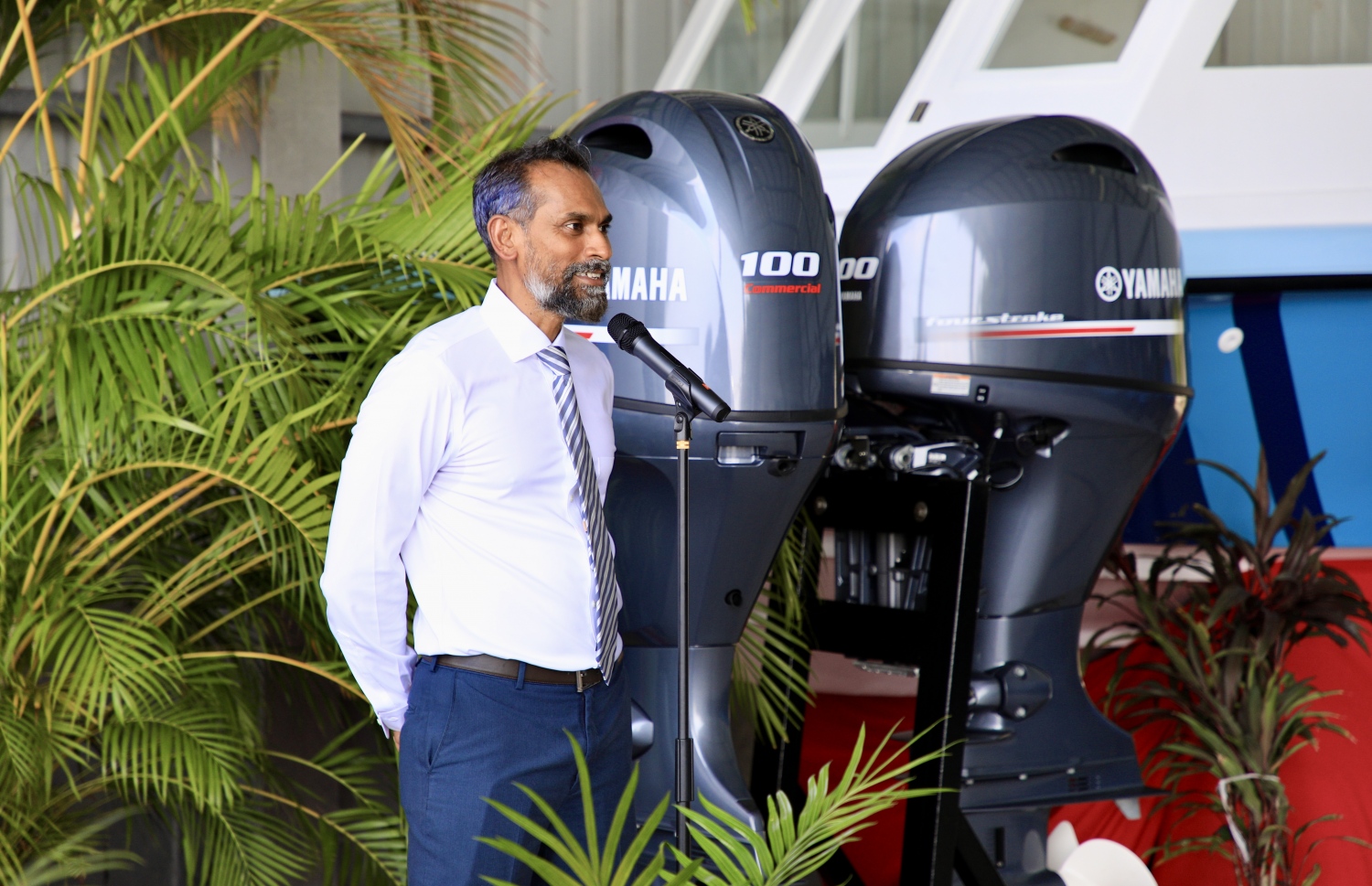 އިންޖީނުތައް ހަދިޔާކުރުމުގެ ރަސްމިއްޔާތުގައި، އެލިއާގެ މެނޭޖިން ޑިރެކްޓަރު އަލާއު އަލީ ވާހަކަ ދައްކަވަނީ. -- ފޮޓޯ: ނިޝާން އަލީ | މިހާރު