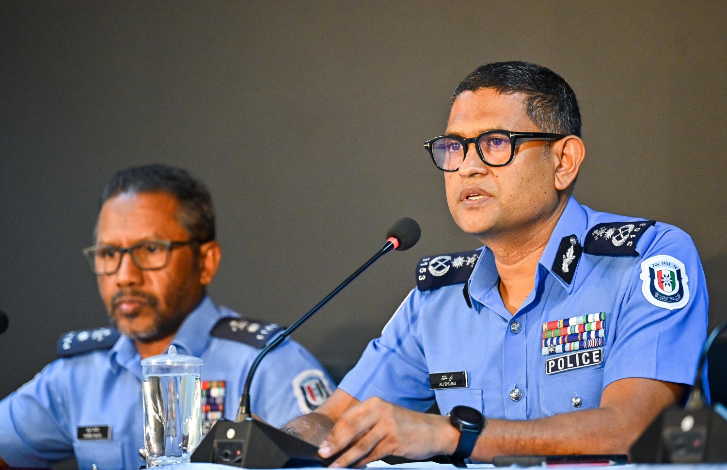 މިއަދުގެ މީޑިއާ ބްރީފިންގައި ޕޮލިސް ކޮމިޝަނަރު އަލީ ޝުޖާއު ވާހަކަ ދައްކަވަނީ.---ފޮޓޯ: ފަޔާޒު މޫސާ| މިހާރު