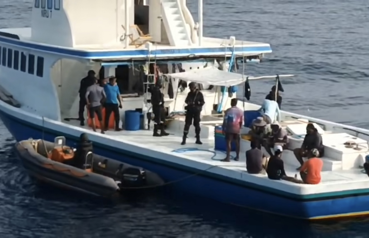 ރާއްޖޭގެ އިގުތިސާދީ ސަރަހައްދުގައި މިދިޔަ ބުދަ ދުވަހު މަސްވެރިކަން ކުރަމުން ދިޔަ ދޯންޏަލަށް އިންޑިއާގެ ސިފައިން ހަތިޔާރާ އެކު އަރައި، އެ ދޯނީގައި ހަރަކާތްތެރިވަނީ.