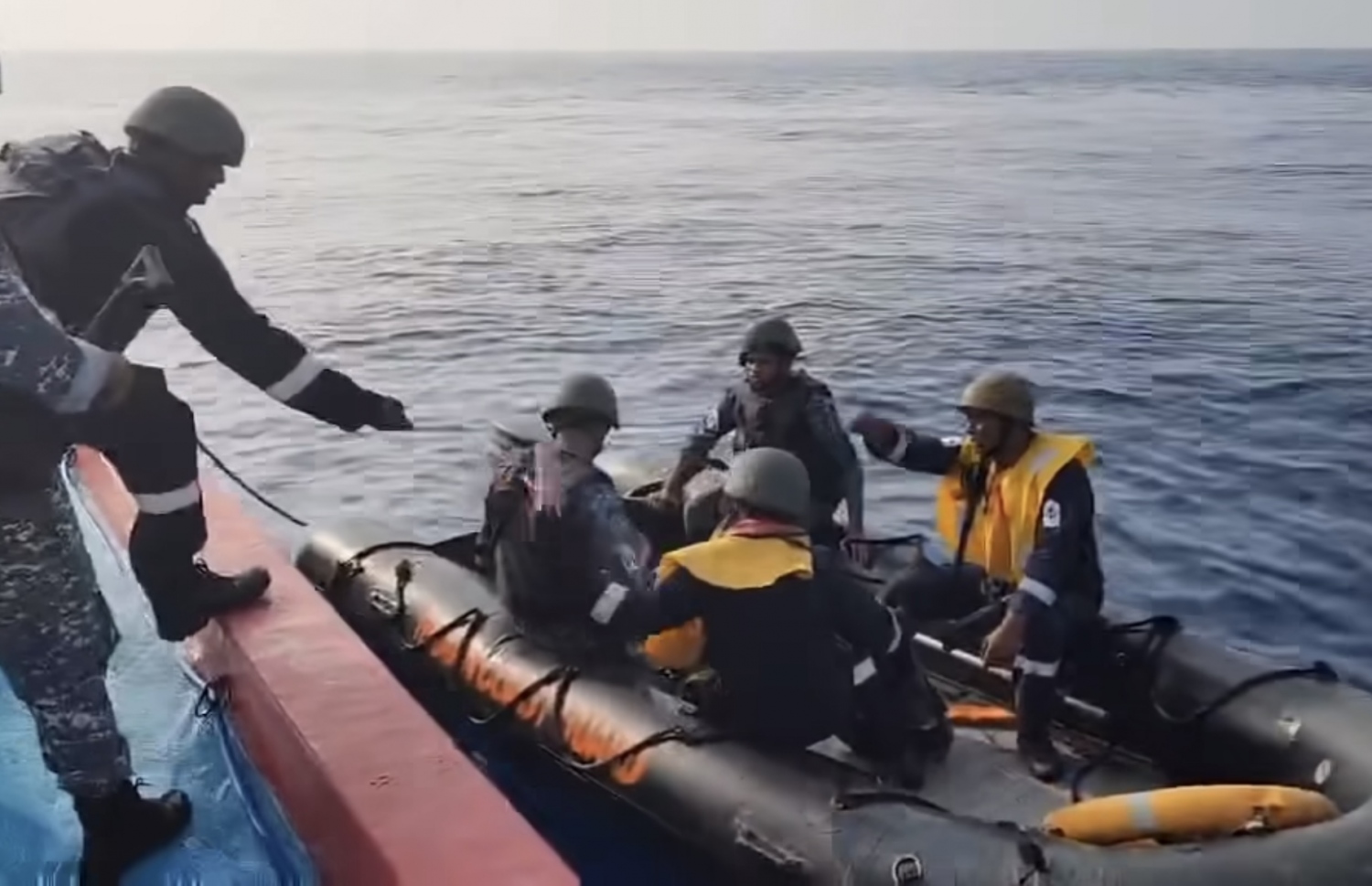 ރާއްޖޭގެ މަސް ދޯންޏަށް ހަތިޔާރާ އެކު އެރި އިންޑިއާގެ ސިފައިންގެ ބަޔަކު: އެކަން އެމީހުން ކުރީ ކަނޑުގެ ގާނޫނާ ހިލާފަށް ކަމަށް ޑިފެންސް މިނިސްޓްރީން ބުނި