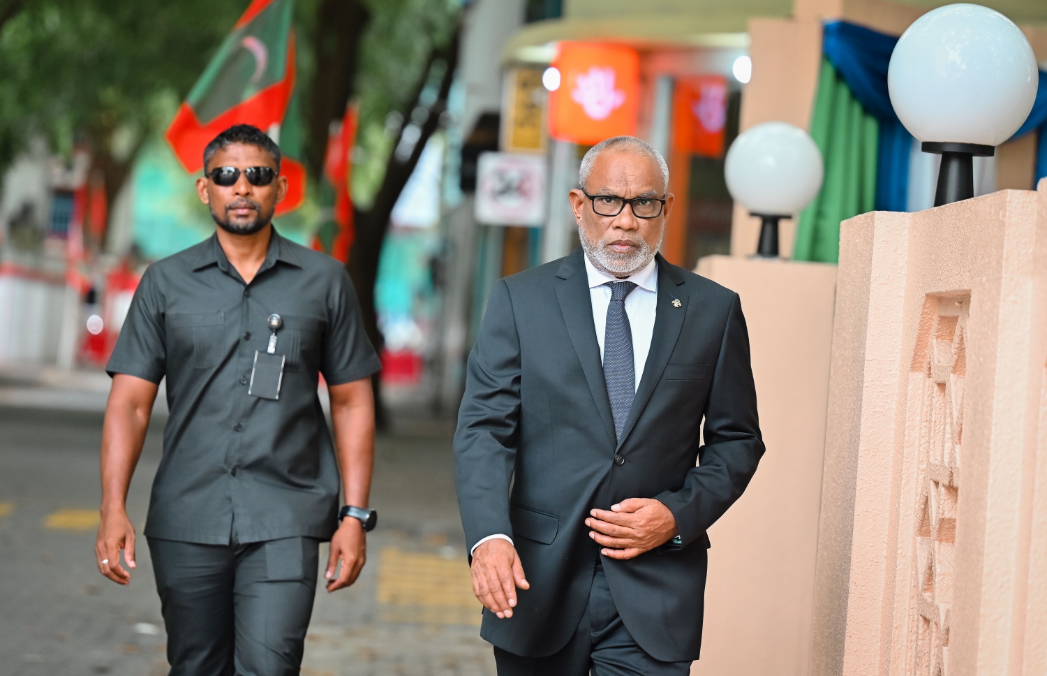 ރައްޔިތުންގެ މަޖިލީހުގެ 2024 ވަނަ އަހަރުގެ ފުރަތަމަ ދައުރުގެ ފުރަތަމަ ޖަލްސާގައި ބައިވެރިވެވަޑައިގަތުމަށް ރައީސުލްޖުމްހޫރިއްޔާ ޑރ. މުހައްމަދު މުއިއްޒުގެ ސްޕެޝަލް އެޑްވައިޒަރު އަބްދުއްރަހީމް އަބްދުﷲ ވަޑައިގަންނަވަނީ.-- ފޮޓޯ: ނިޝާން އަލީ | މިހާރު