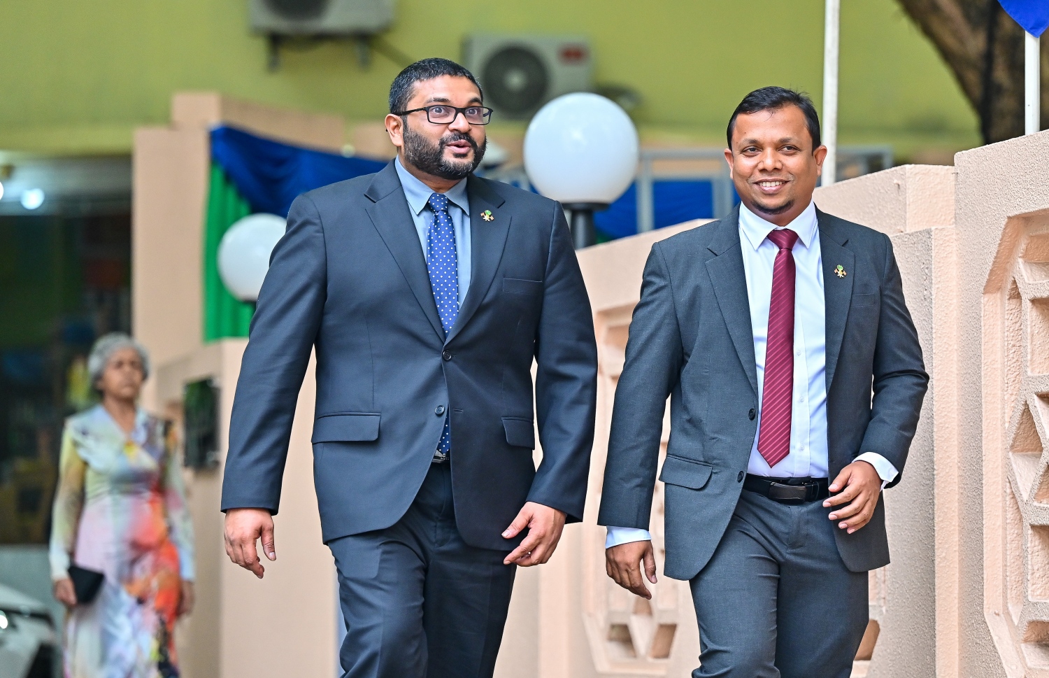 ރިޔާސީ ބަޔާން އިއްވަން މިއަދު ބޭއްވި މަޖިލިހުގެ ޖަލްސާ އަށް ފިނޭންސް މިނިސްޓަރު ޝަފީގާއި ޑިފެންސް މިނިސްޓަރު ޣައްސާން ވަޑައިގަންނަވަނީ.----ފޮޓޯ: ނިޝާން އަލީ| މިހާރު