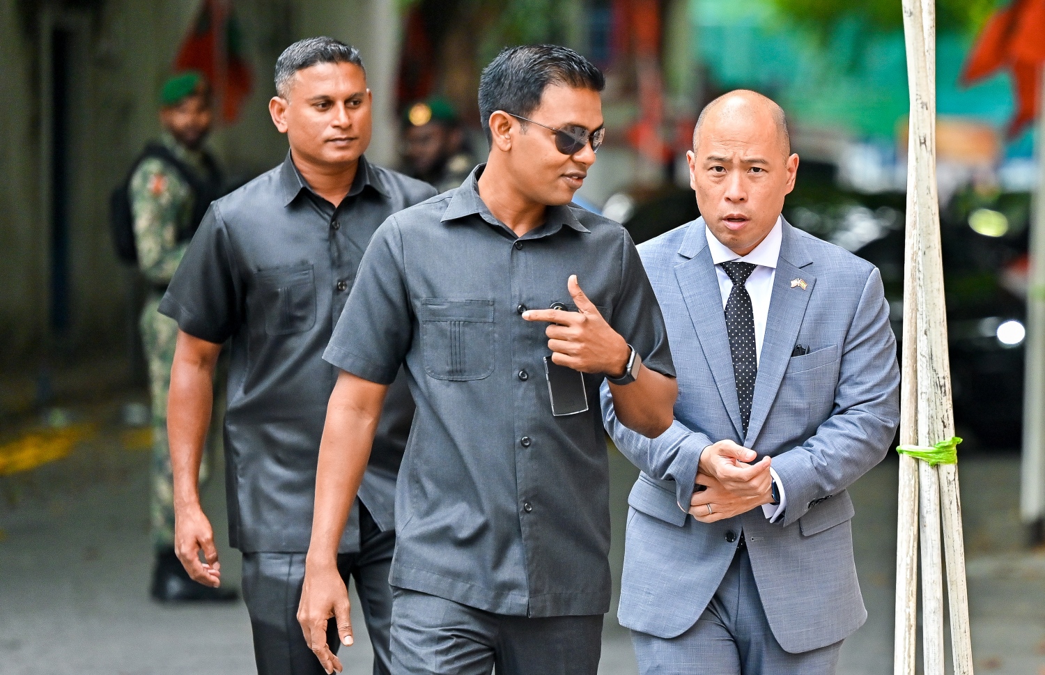 ރައްޔިތުންގެ މަޖިލީހުގެ 2024 ވަނަ އަހަރުގެ ފުރަތަމަ ދައުރުގެ ފުރަތަމަ ޖަލްސާގައި ބައިވެރިވެވަޑައިގަތުމަށް އެމެރިކާއިން ރާއްޖެއަށް ކަނޑައަޅާފައި ހުންނަ ސަފީރު ހޫގޯ އިޔޯން ވަޑައިގަންނަވަނީ.-- ފޮޓޯ: ފަޔާޒް މޫސާ | މިހާރު
