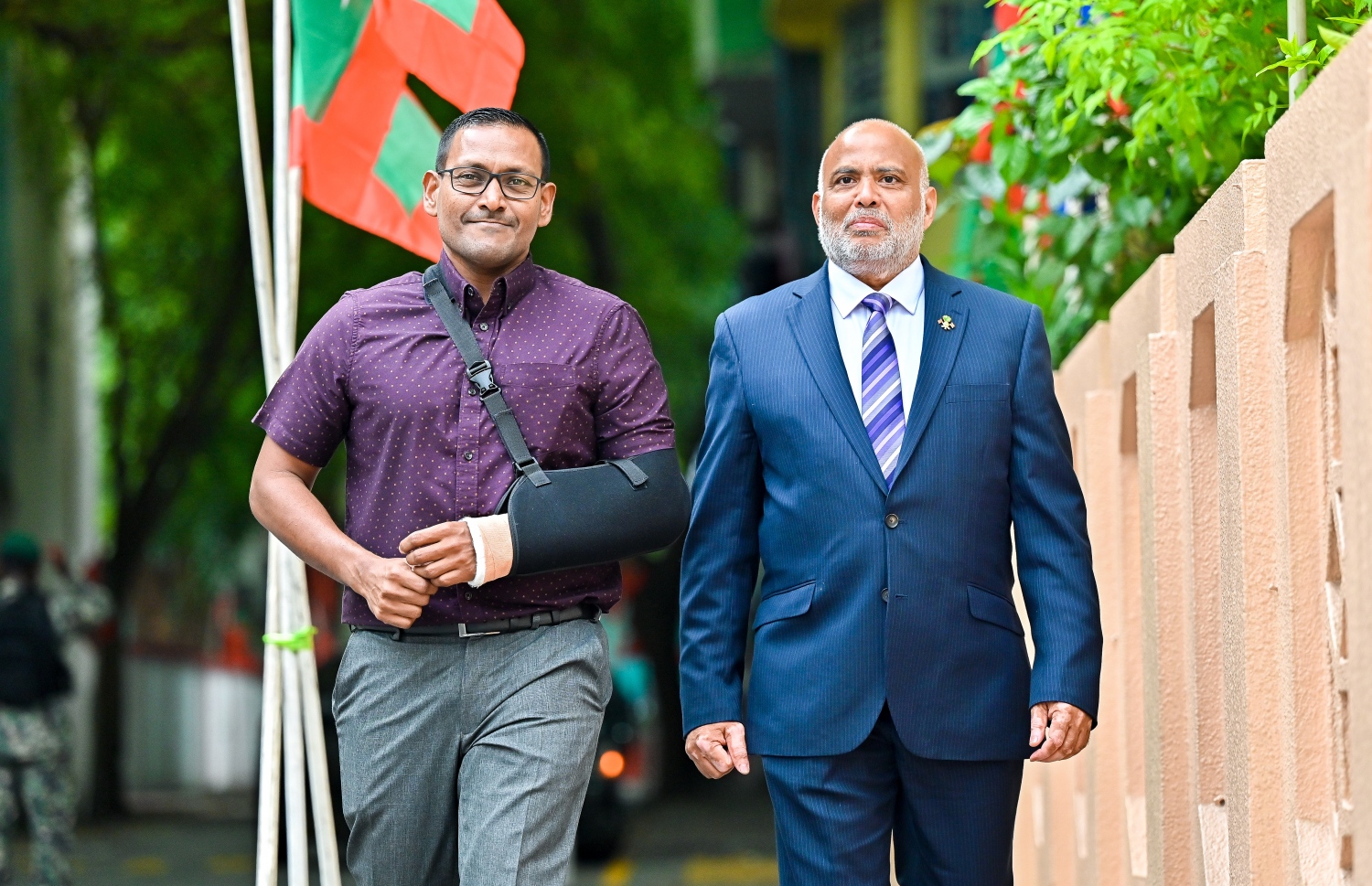 ރައްޔިތުންގެ މަޖިލީހުގެ 2024 ވަނަ އަހަރުގެ ފުރަތަމަ ދައުރުގެ ފުރަތަމަ ޖަލްސާގައި ބައިވެރިވެވަޑައިގަތުމަށް ޕީޖީ ޝަމީމް އާއި އަލީ ހައިދަރު މަޖިލީހަށް ވަޑައިގަންނަވަނީ.-- ފޮޓޯ: ފަޔާޒް މޫސާ | މިހާރު