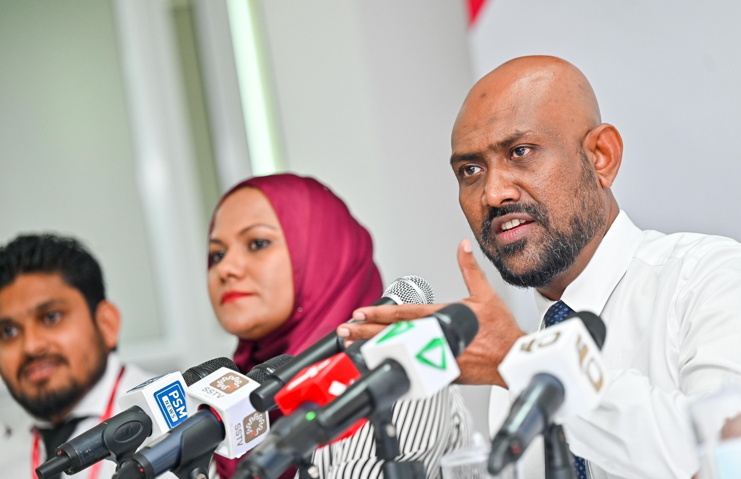 4000 ފްލެޓްގެ ތަހުގީގަށް ފަހު އޭސީސީން ބޭއްވި ނޫސްވެރިންގެ ބައްދަލުވުމުގައި އޭސީސީގެ ރައީސް އާދަމް ޝާމިލް މައުލޫމާތު ދެއްވަނީ-- ފޮޓޯ: ފަޔާޒް މޫސާ / މިހާރު