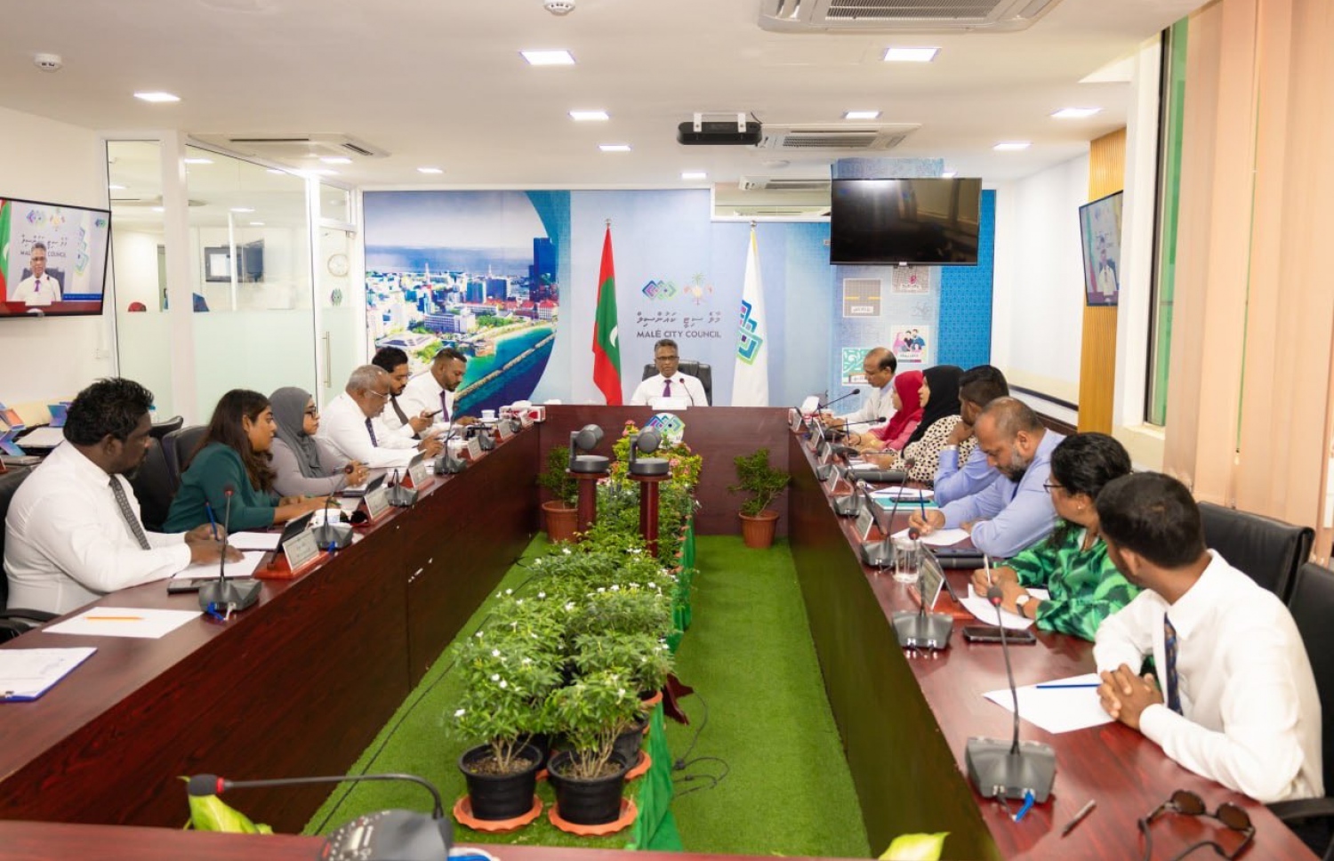 ސިޓީ ކައުންސިލުން ބޭއްވި ބައްދަލުވުމެއްގައި މޭޔަރާއި ކައުންސިލް މެމްބަރުން ބައިވެރިވެވަޑައިގަންނަވަނީ.-- ފޮޓޯ: މާލެ ސިޓީ ކައުންސިލް