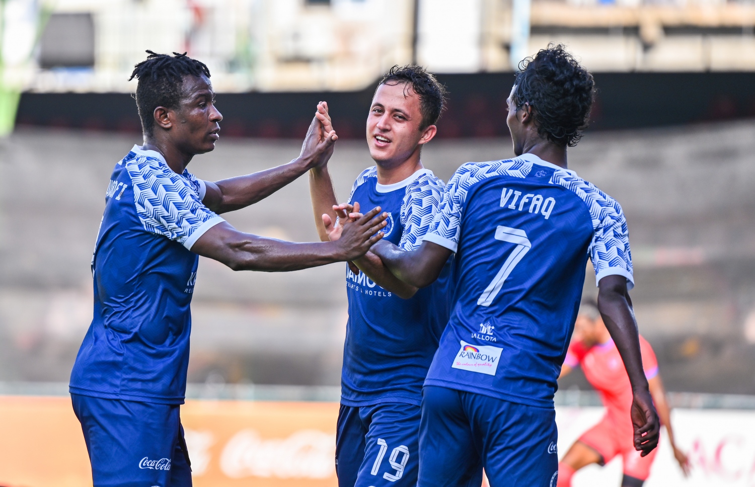 އުމަރުޖަނޯވް (މ) ގޯލެއް ޖެހުމަށް ފަހު ޓީމުގެ ކުޅުންތެރިންނާ އެކު އުފާފާޅު ކުރަނީ.-- ފޮޓޯ: ފަޔާޒް މޫސާ/ މިހާރު