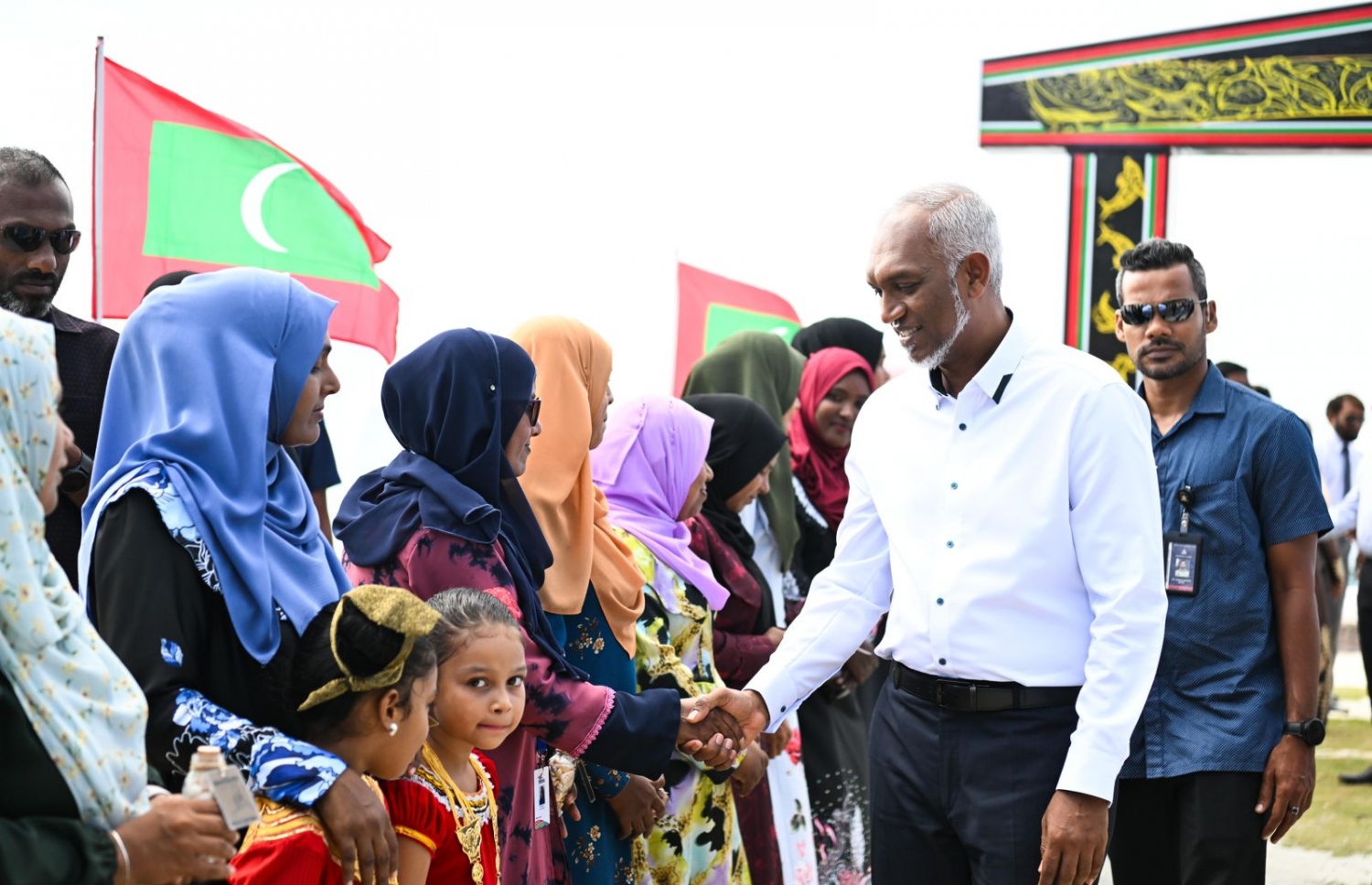 ރައީސް މުއިއްޒު ބުރުންޏަށް މިއަދު ވަޑައިގެން ބައެއް މީހުންނާ ސަލާމް ކުރައްވަނީ.