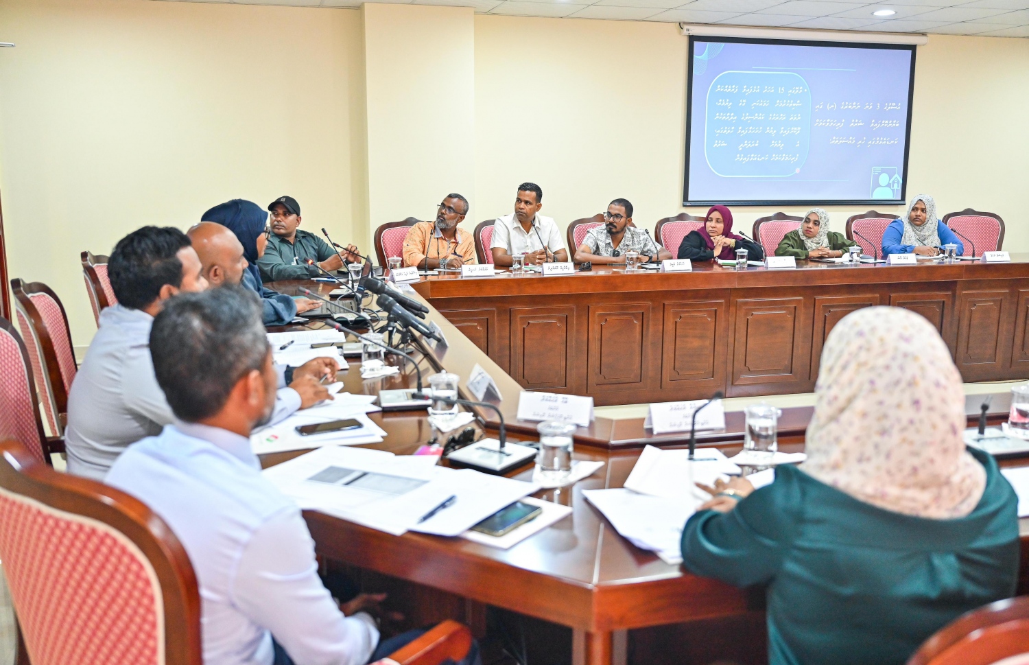 މިނިވަން މުއައްސަސާތަކާ ބެހޭ ކޮމިޓީއަށް އެންޓި ކޮރަޕްޝަން ކޮމިޝަން (އޭސީސީ)ގެ މެމްބަރުން ހާޒިރުކުރުން.-- ފޮޓޯ: ފަޔާޒު މޫސާ | މިހާރު