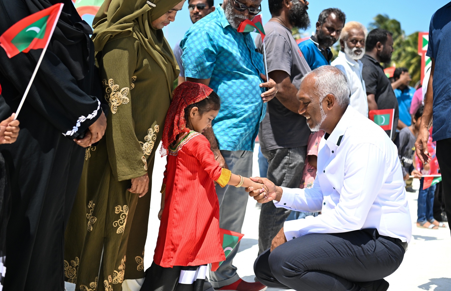 ކަނޑޫދޫއިން ރައީސަށް މަރުހަބާ ދެންނެވުން؛ -- ފޮޓޯ: ރައީސް އޮފީސް