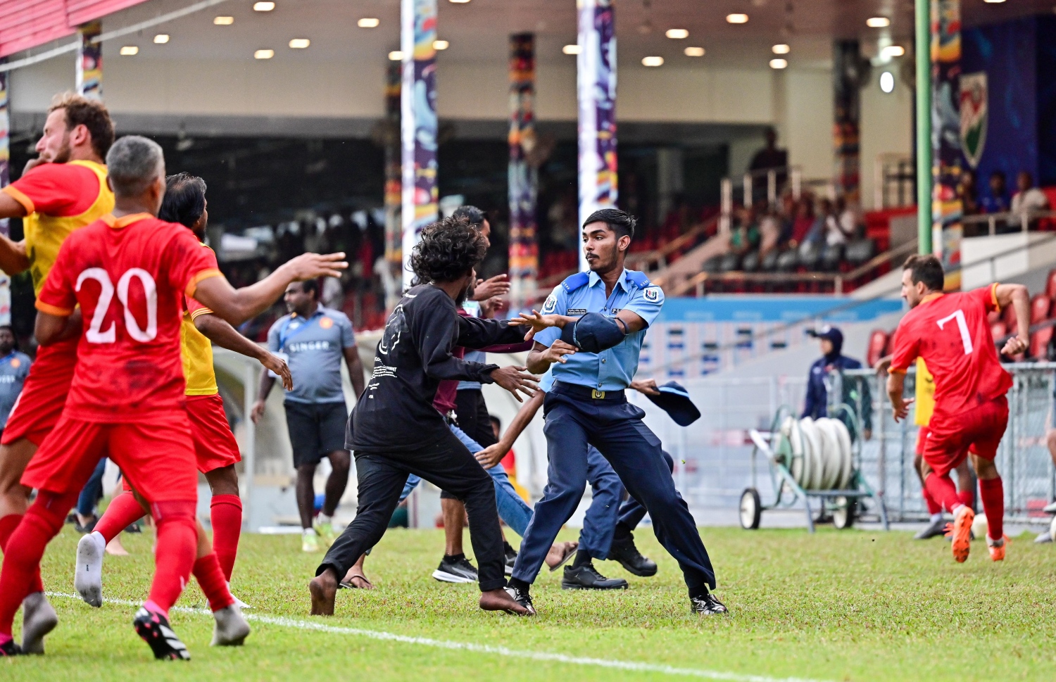 މިދިޔަ ބުދަ ދުވަހު ޓީނޭޖާއި މެޗެއްގެ ތެރެއިން ގަލޮޅު ދަނޑުގައި ހިނގި ހަމަނުޖެހުން ހުއްޓުވަން ފުލުހުން މަސައްކަތްކުރަނީ: ފުލުހުން އަންނަނީ އެ މައްސަލަ ތަހުގީގުކުރަމުން.-- ފޮޓޯ: މިހާރު