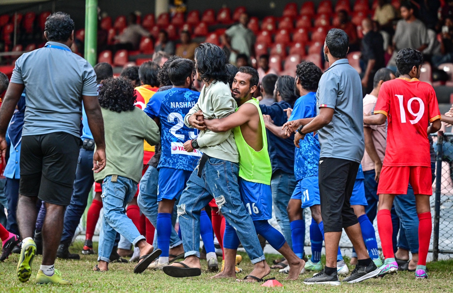 މެޗެއްގެ ތެރެއިން ގަލޮޅު ދަނޑުގައި ހިނގި ހަމަނުޖެހުން: ފުލުހުން އަންނަނީ އެ މައްސަލަ ތަހުގީގުކުރަމުން.-- ފޮޓޯ: މިހާރު