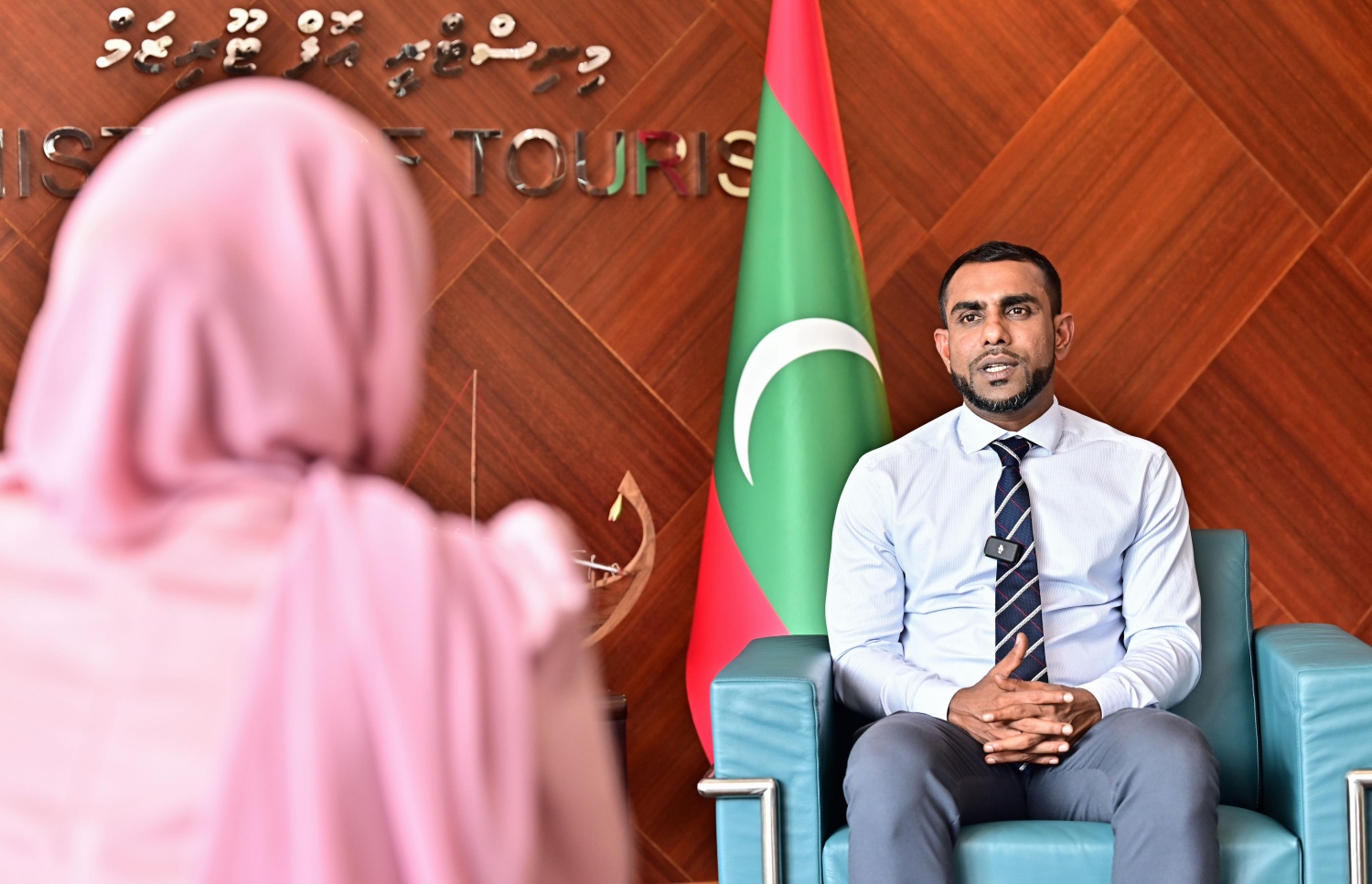 ޓޫރިޒަމް މިނިސްޓަރު އިބްރާހިމް ފައިސަލް "މިހާރު" އަށް އިންޓަވިއު ދެއްވަނީ: ދިވެހިރާއްޖޭގެ ތާރީހުގައި ޓޫރިޒަމަށް ގެނެވޭ އެންމެ ހެޔޮ ބަދަލުތައް މި ސަރުކާރުގައި ގެންނާނެ ކަމަށް އޭނާ ވިދާޅުވި -- ފޮޓޯ: ނިޝާން އަލީ / މިހާރު