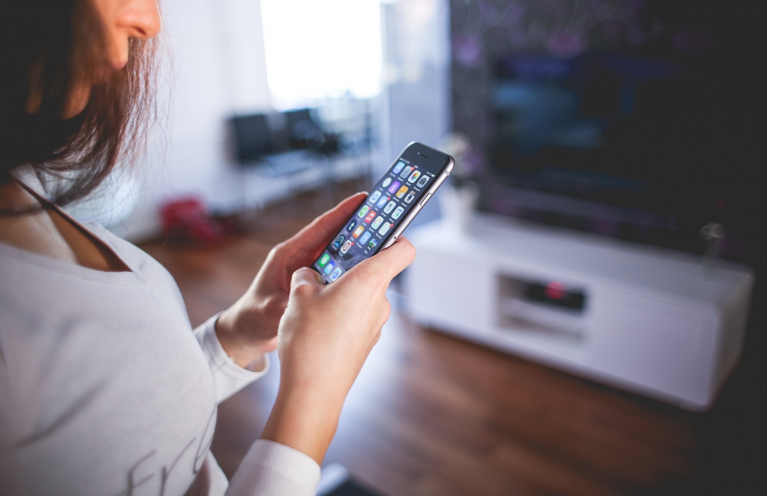 މީހަކު ފޯނަކުން އެއްޗެއް ބަލަނީ: ފޯނާ ދުރުވުމުގެ މަސައްކަތް ކުރާ ޒުވާނުން އެމެރިކާގައި ގިނަވަމުން އަންނަ ކަމަށް މިހާރު ވަނީ ބެލެވިފައި. -- ފޮޓޯ: ޕެކްސެލްސް