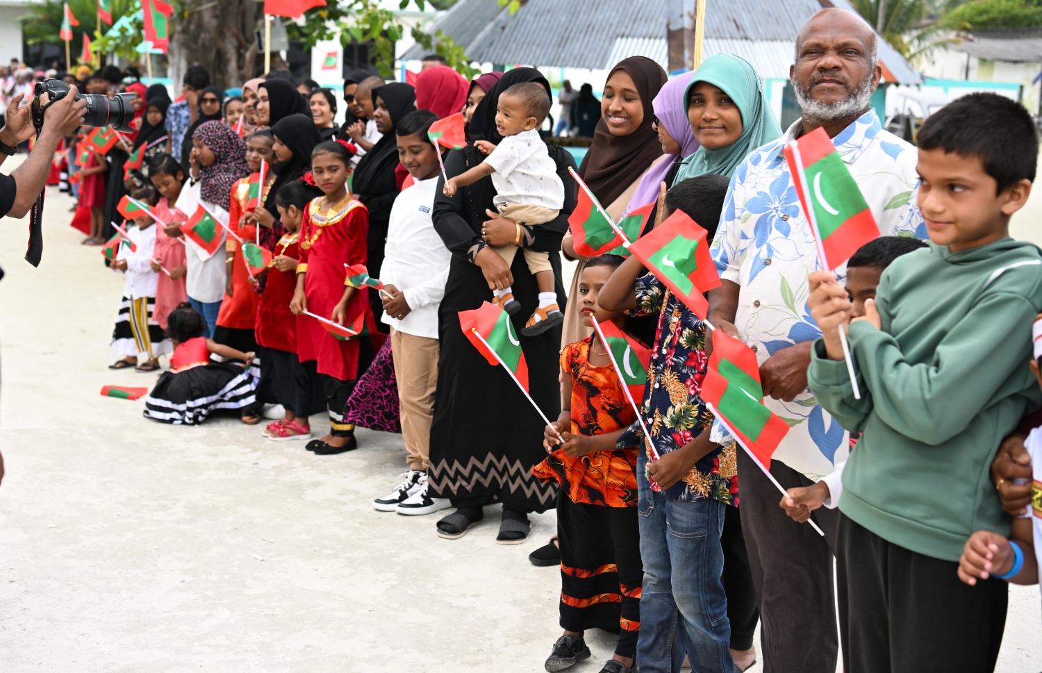 ރައީސް އޮމަދުއަށް ވަޑައިގަތުމުން މަރުހަބާ ދެންނެވުމަށް ރަށުގެ ގިނަ ބަޔަކު ނިކުމެ- ފޮޓޯ: ރައީސް އޮފީސް