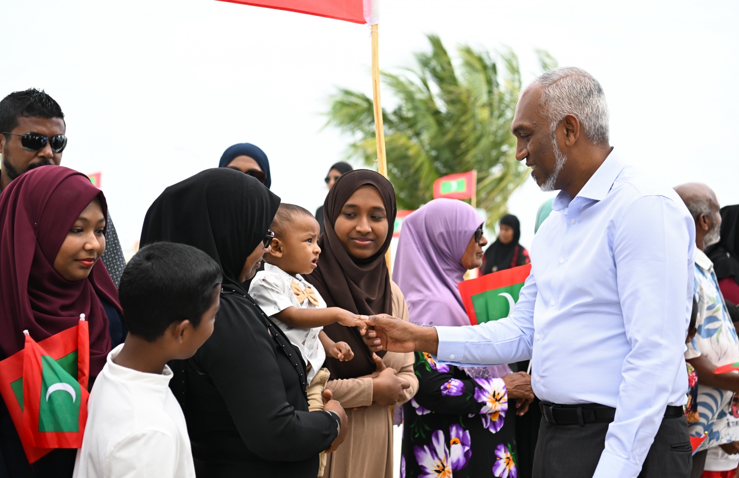 ރައީސް އޮމަދުއަށް ވަޑައިގަތުމުން މަރުހަބާ ދެންނެވުމަށް ރަށުގެ ގިނަ ބަޔަކު ނިކުމެ- ފޮޓޯ: ރައީސް އޮފީސް