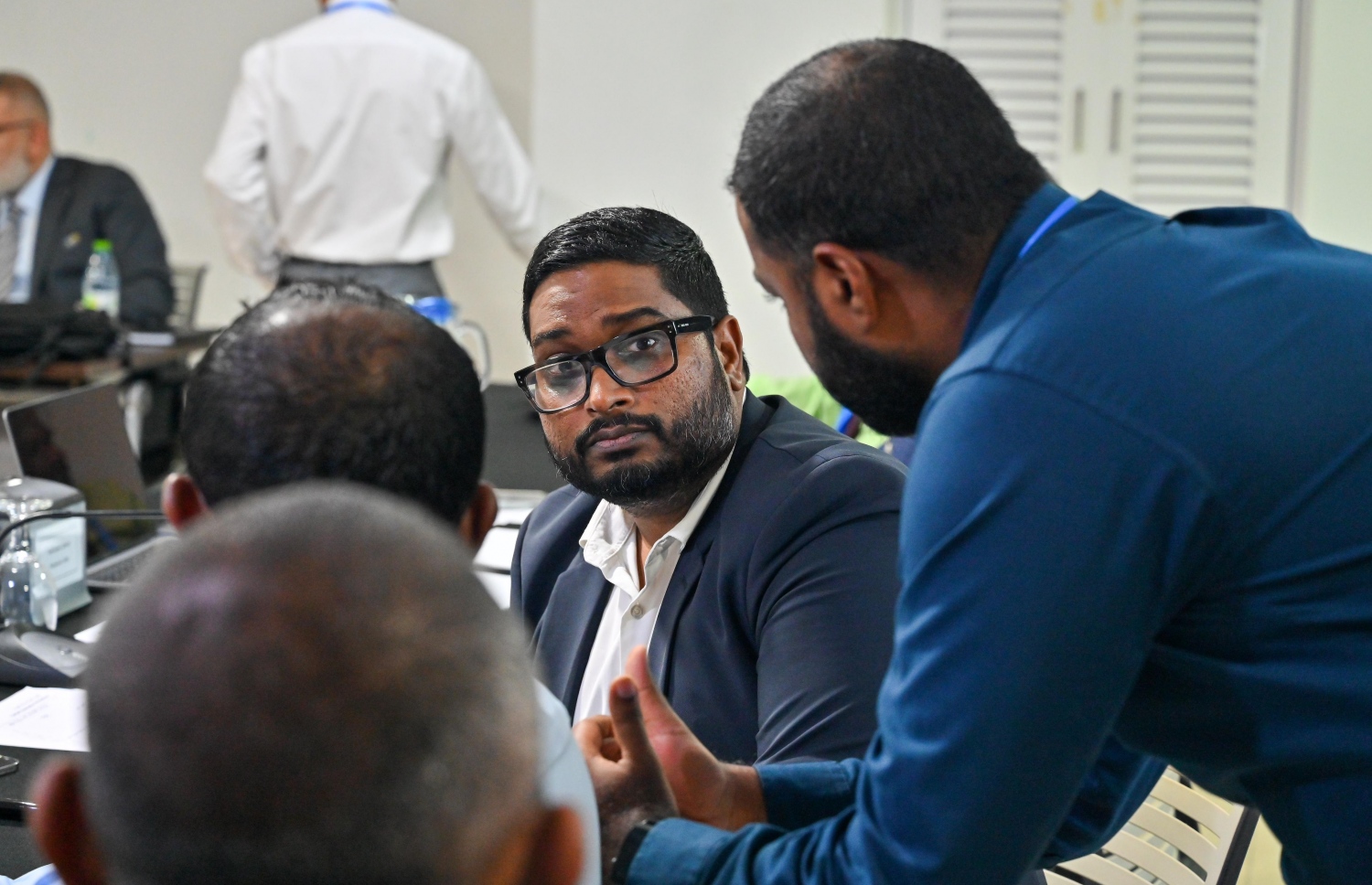 ފެބްރުއަރީ މަހުގެ ކޮންގްރެސްގައި ޖައުޝަން (ކ) އާއި ބައްސާމް މަޝްވަރާ ކުރަނީ --- ފައިލް ފޮޓޯ: މިހާރު | ފަޔާޒު މޫސާ