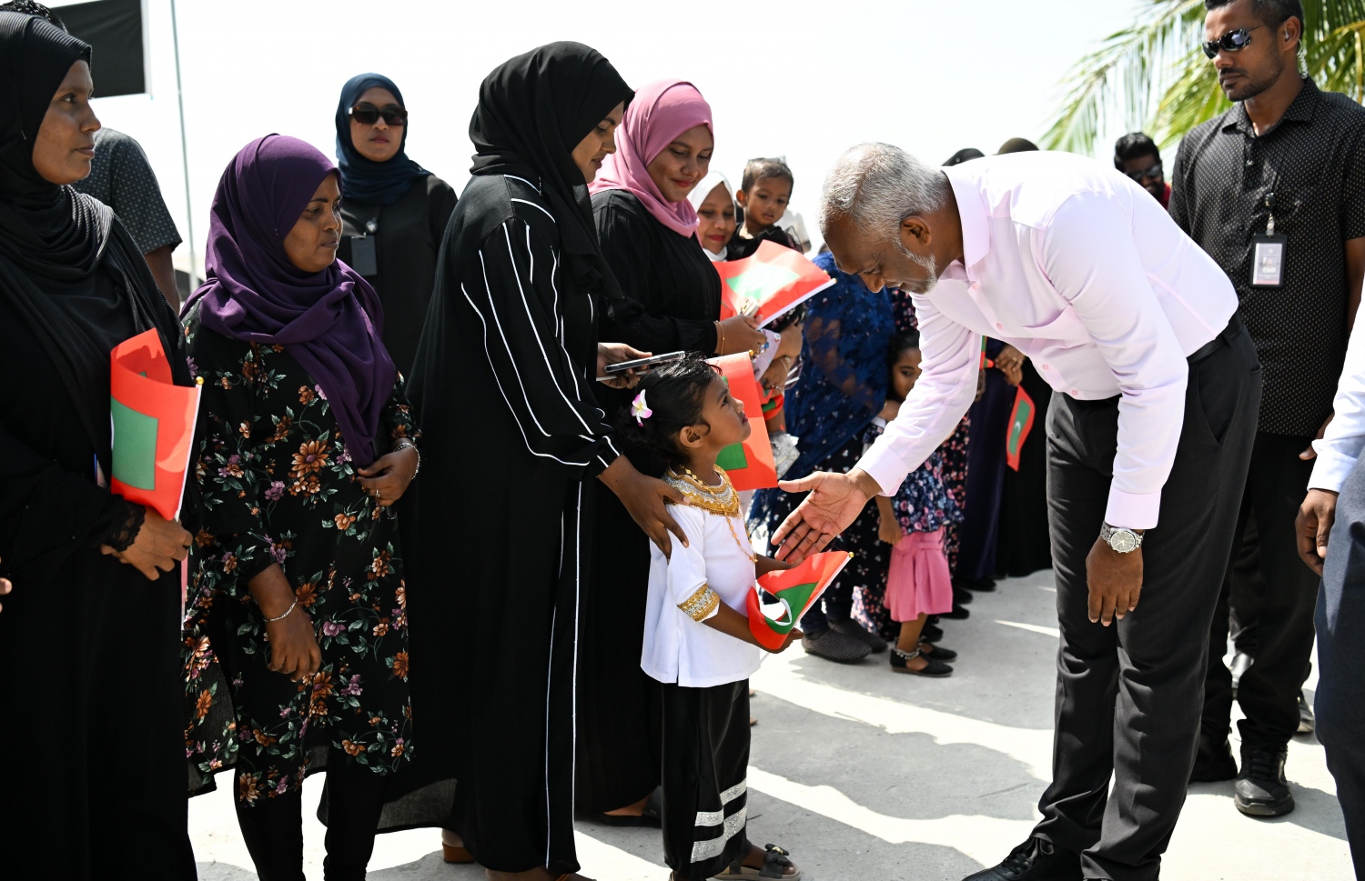 ގާދިއްފުއްޓަށް ވަޑައިގަތުމުން މަރުހަބާ ކިޔަން ނުކުތް މީހުންނާ ރައީސް ސަލާމް ކުރައްވަނީ. -- ފޮޓޯ: ރައީސް އޮފީސް