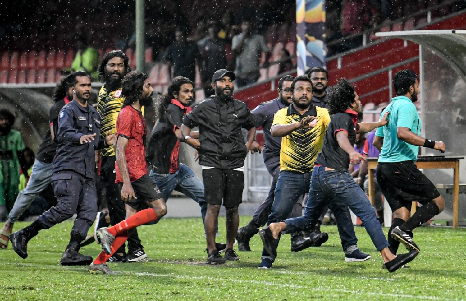 މިދިޔަ ސީޒަންގެ ދެވަނަ ޑިވިޝަނުގައި ޓީނޭޖާއި ބުރު ބައްދަލު ކުރި މެޗުގައި ހިނގި ހަމަނުޖެހުމުގެ ތެރެއިން --- ފައިލް ފޮޓޯ: މިހާރު