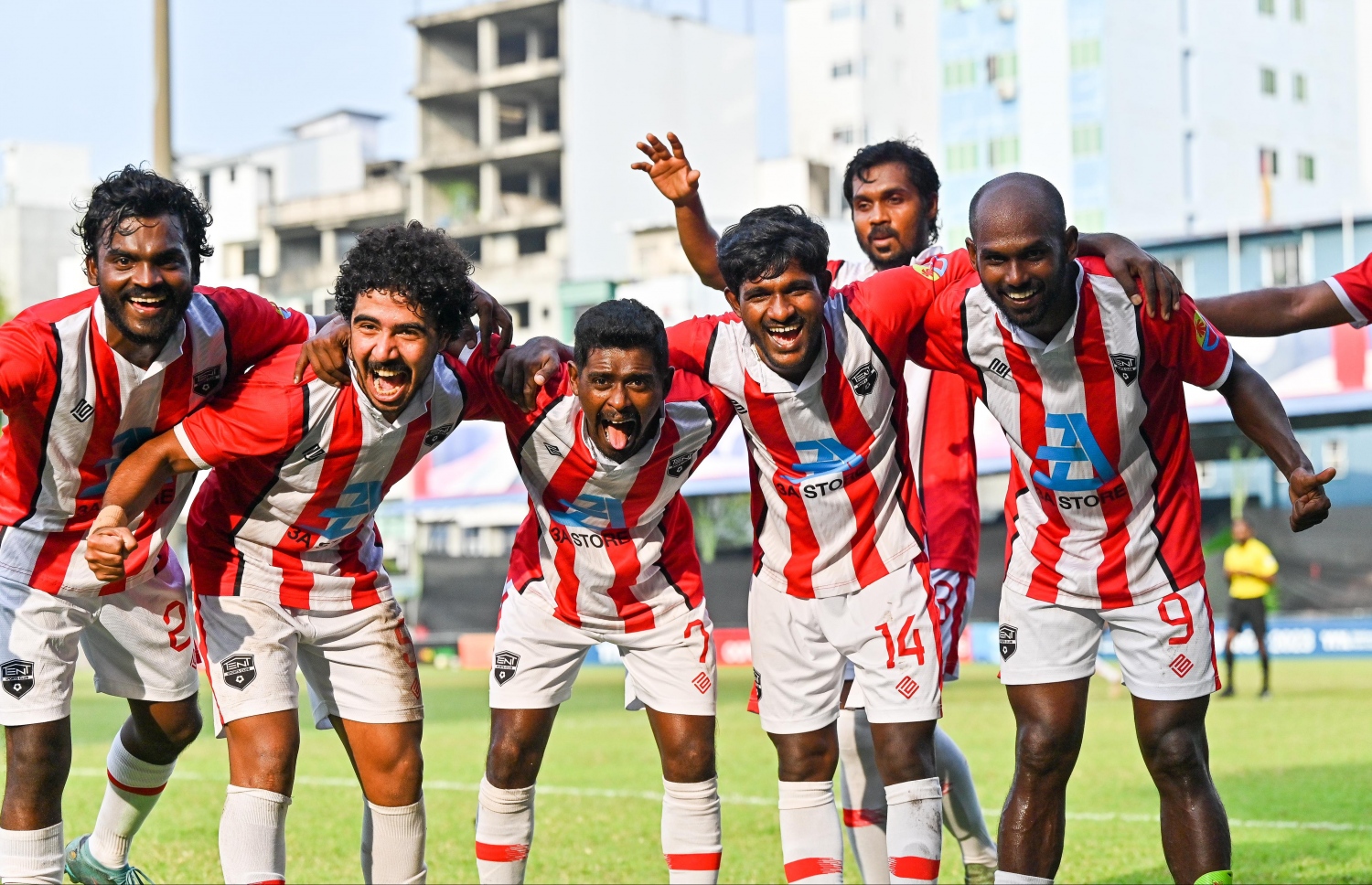 ގޯލު ޖެހުމަށް ފަހު ޓެންޓްގެ ކުޅުންތެރިން އުފާފާޅު ކުރަނީ.-- ފޮޓޯ: ފަޔާޒް މޫސާ/ މިހާރު