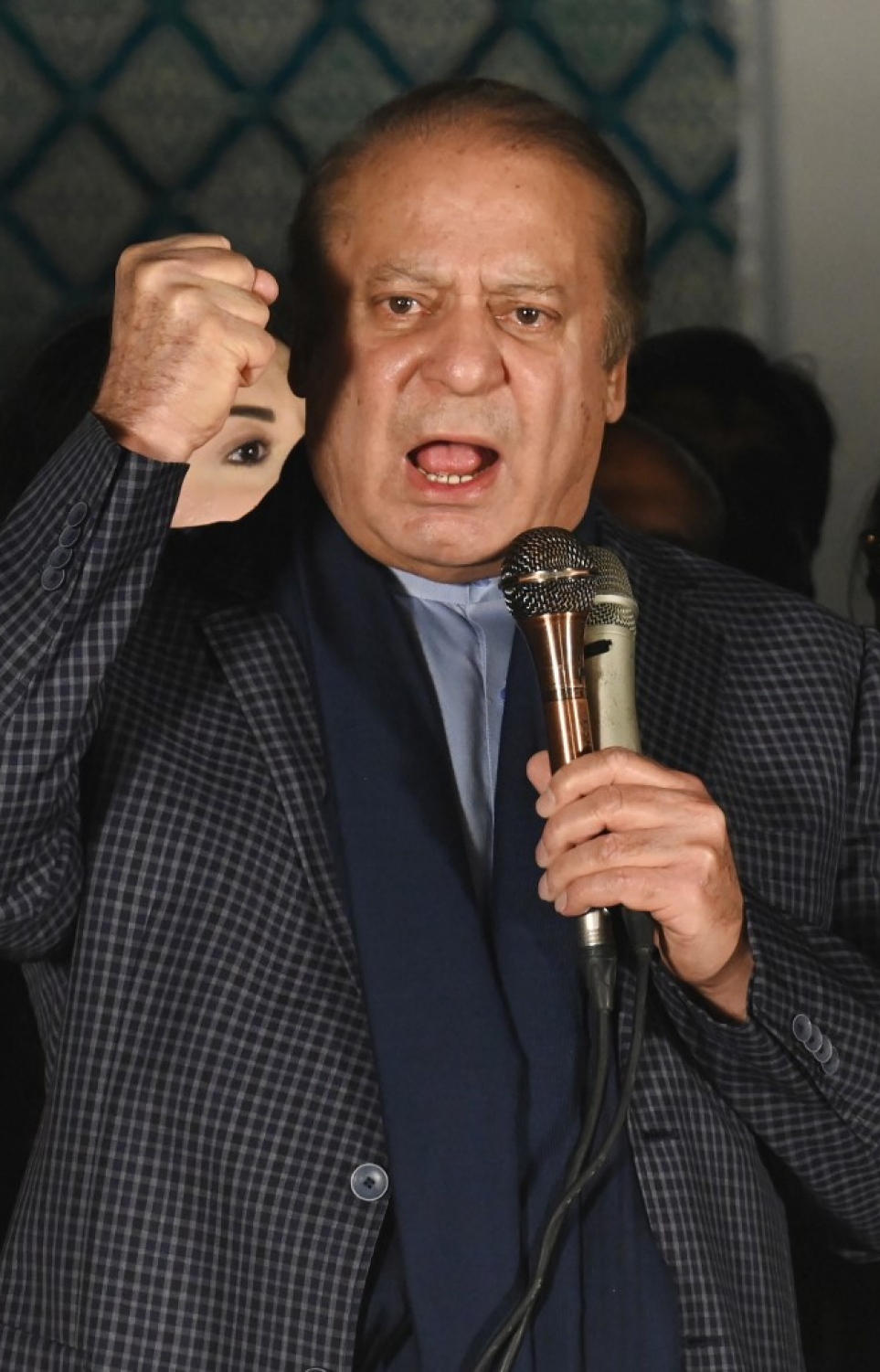 ޕާކިސްތާނުގެ ކުރީގެ ބޮޑުވަޒީރު ނަވާޒް ޝަރީފް އޭނާގެ ޕާޓީގެ އޮފީހުގައި ރޭ ސަޕޯޓަރުންނާ ވާހަކަ ދައްކަވަނީ. -- ފޮޓޯ: އޭއެފްޕީ