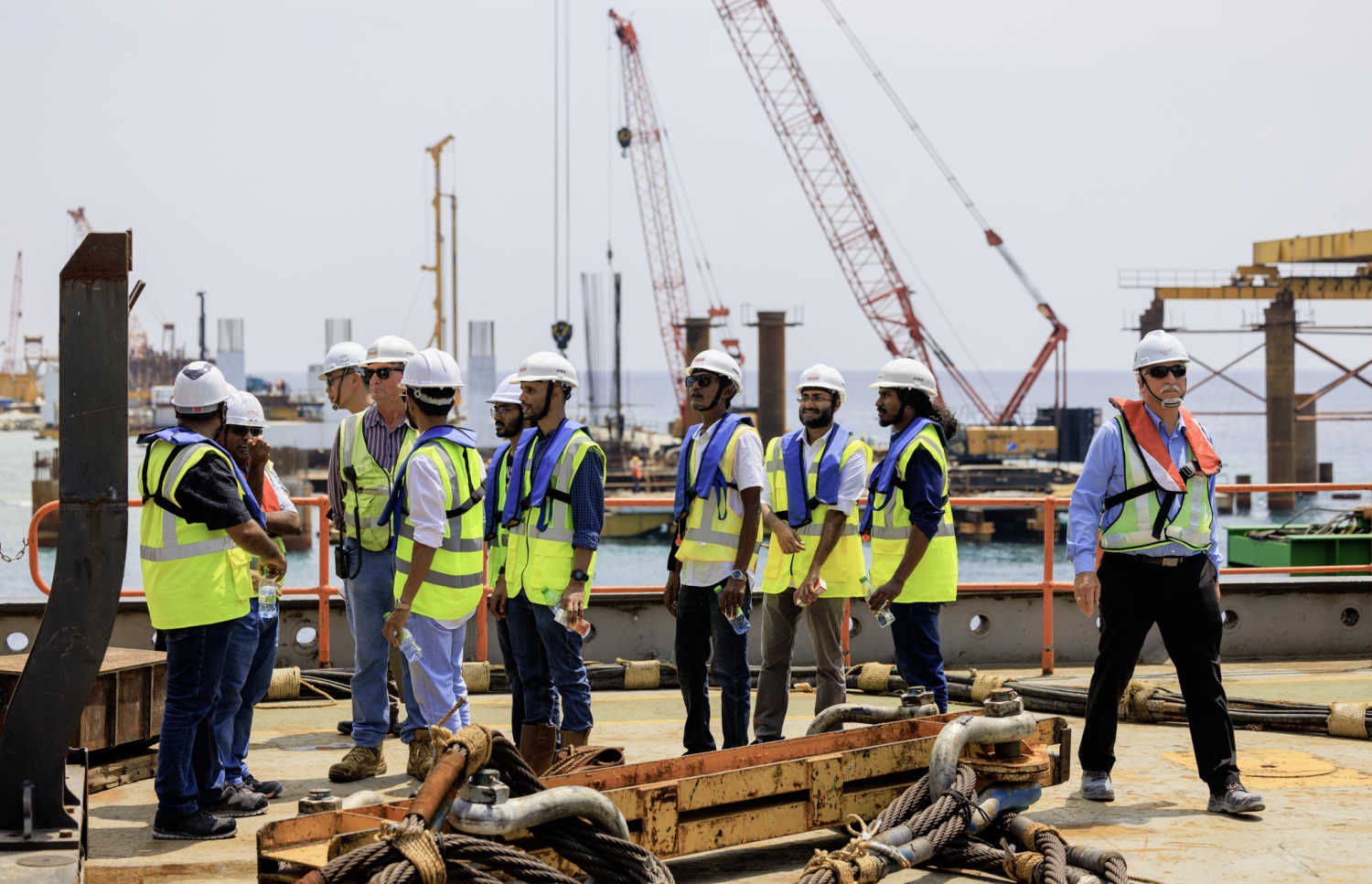 ކޮންސްޓްރަކްޝަން އެންޑް އިންފްރާސްޓްރަކްޗާ މިނިސްޓްރީގެ ސްޓޭޓް އަދި ޑެޕިއުޓީ މިނިސްޓަރުންނާއި އިންޖީނިއަރުންގެ ޓީމު ބްރިޖު ސައިޓުގައި.-- ފޮޓޯ: ކޮންސްޓްރަކްޝަން މިނިސްޓްރީ