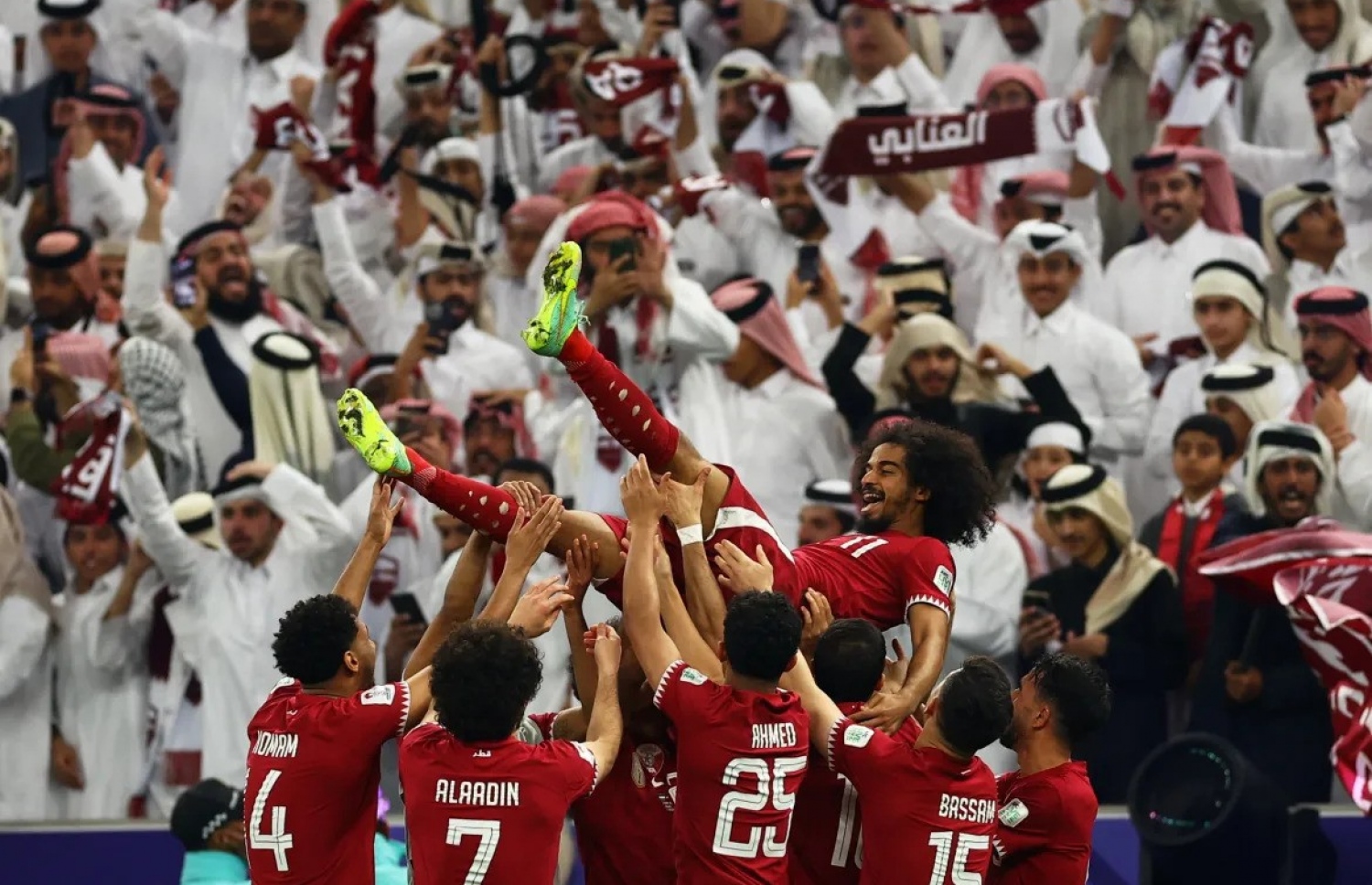 ގަތަރުގެ ކުޅުންތެރިން އެ ޓީމުގެ އަކުރަމް އަފީފް މައްޗަށް އުފުލާލައިގެން އުފާފާޅު ކުރަނީ: އޭނާ ވަނީ ތިން ޕެނަލްޓީ ޖަހައިގެން ހެޓްރިކް ހަދާފަ