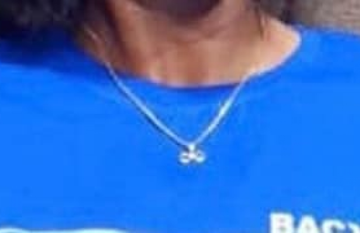 މަރިޔަމް މުހައްމަދު (މާޔަން) ގެ ކަރުގައި އޮތް ފަށް: އޭނާ ވަނީ މި ފަށް ފޭރިގެންފައި ވާތީ އެއްވެސް މީހަކު އެ ވިއްކަން އުޅޭ ނަމަ އެކަން އަންގައިދިނުމަށް އެދިފައި.