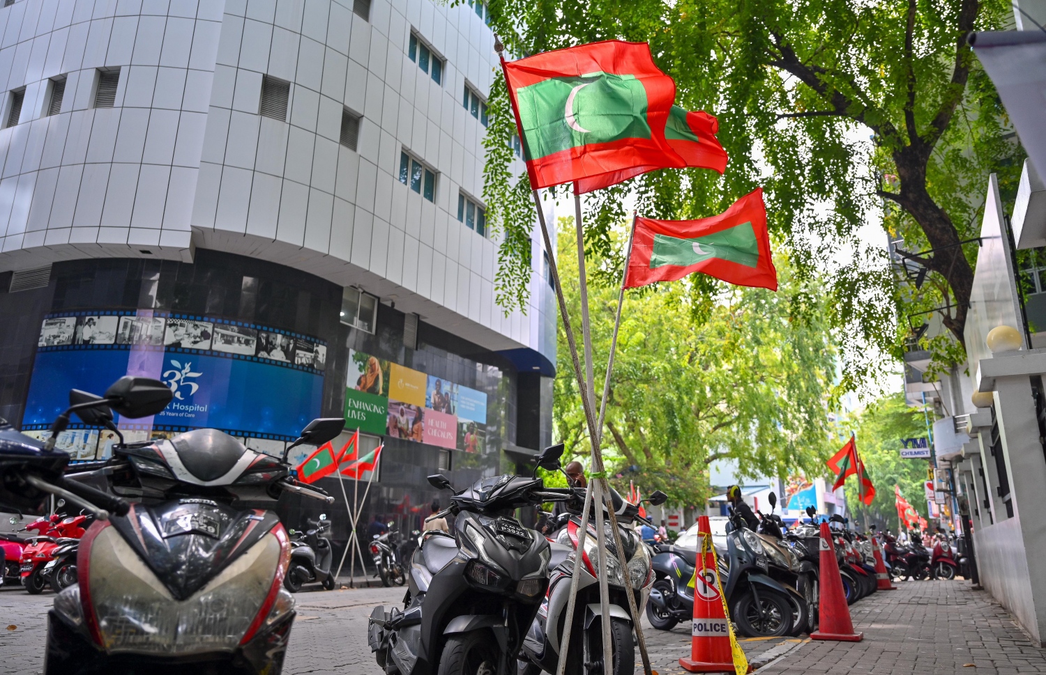 ޝަހީދުންގެ ދުވަހުގެ މުނާސަބަތުގައި މާލޭގެ މަގުތަކުގައި ދިވެހި ދިދަ ބަހައްޓައިފައި.-- ފޮޓޯ: ފަޔާޒް މޫސާ | މިހާރު
