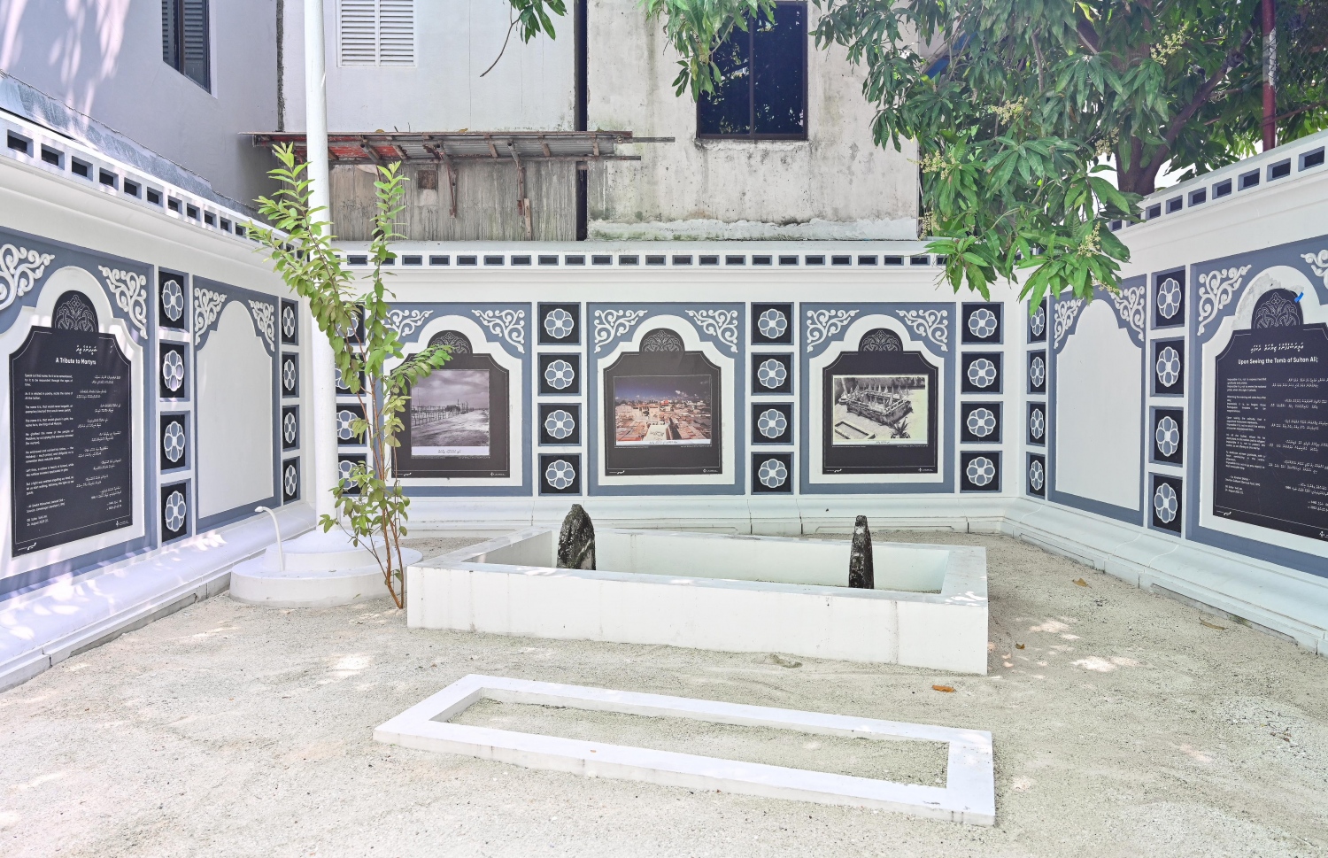 އަލިރަސްގެފާނު ޝަހީދުކޮށްލެވި ތަނުގައި ހަދާފައިވާ އަލިރަސްގެފާނުގެ ޒިޔާރަތް.-- ފޮޓޯ: ފަޔާޒް މޫސާ | މިހާރު