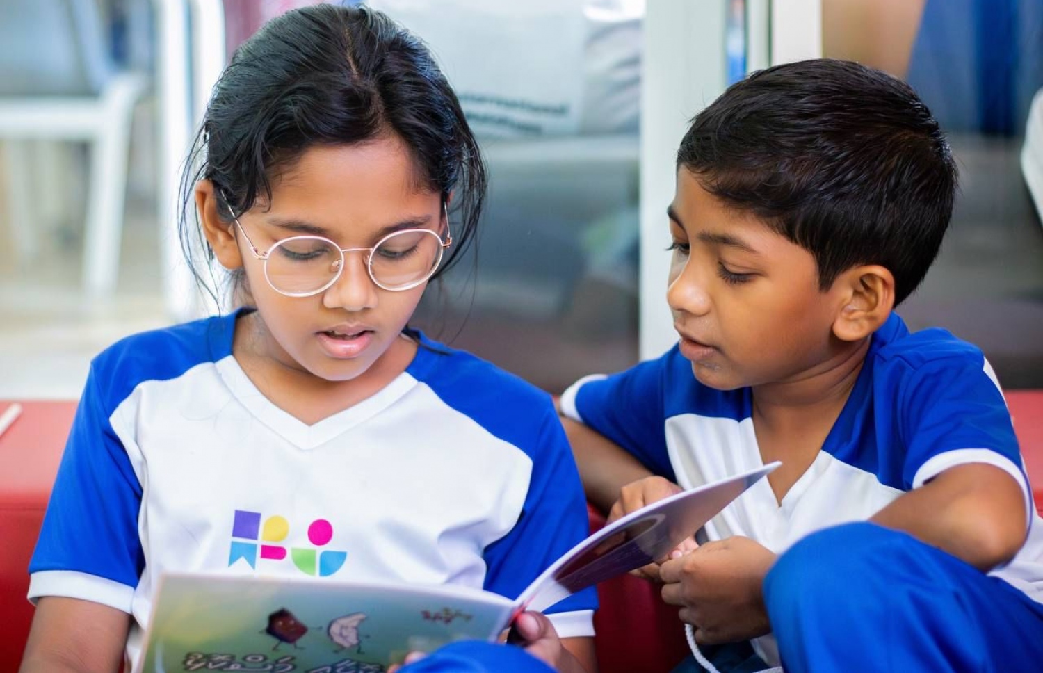 ފިންލެންޑް ސްކޫލުގެ ދަރިވަރުންތަކެއް. -- ފޮޓޯ: އައިލެންޑާސް އެޑިއުކޭޝަން