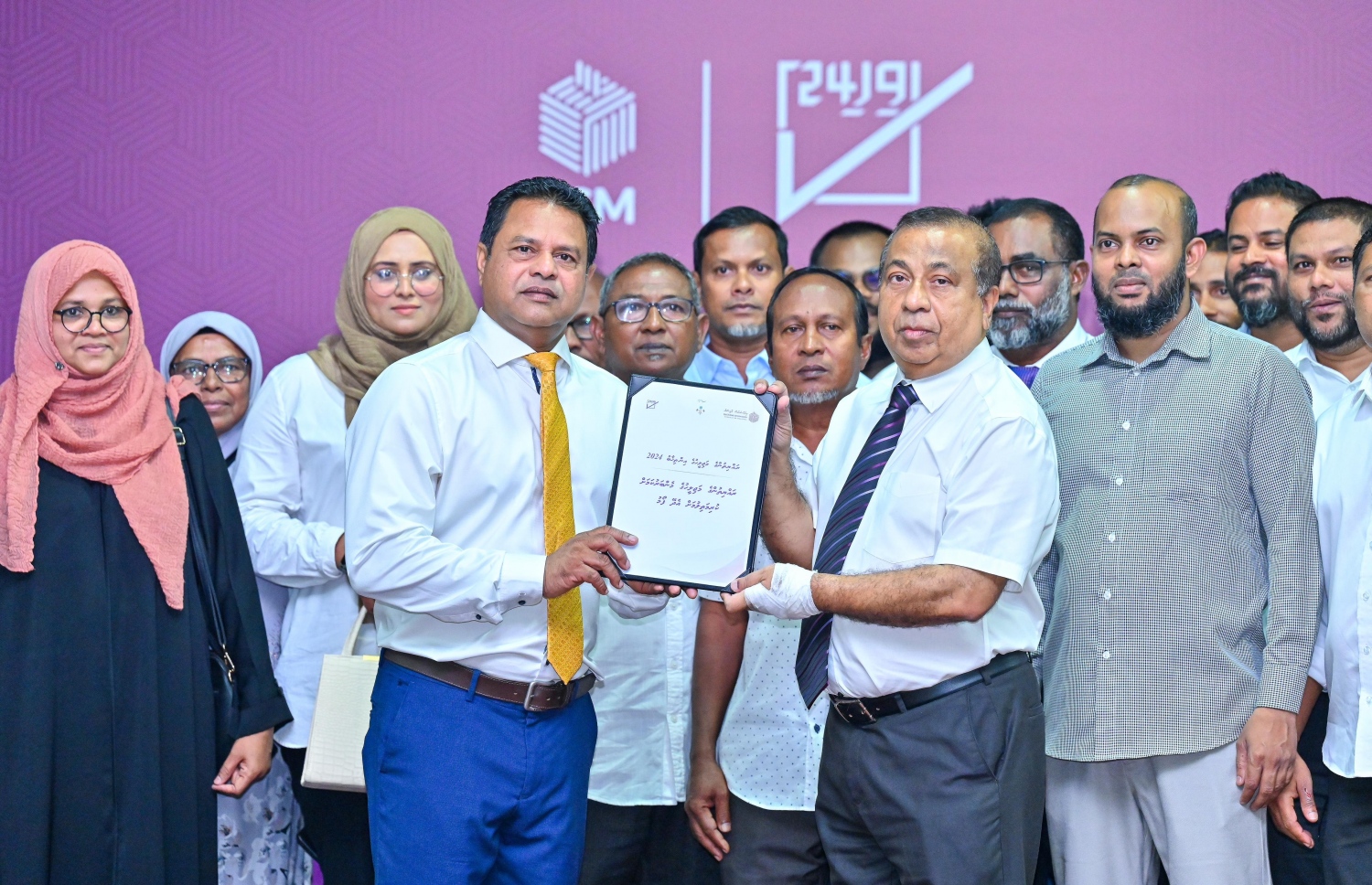 މަޖިލިސް އިންތިހާބުގައި އެމްޑީޕީގެ ޓިކެޓުގައި ގައްދޫ ދާއިރާއަށް ވާދަކުރައްވާ ފެނަކަ ކޯޕަރޭޝަންގެ ކުރީގެ އެމްޑީ ސައީދުގެ ފޯމް، އީސީގެ ރައީސް ފުއާދު (ކ) އަށް ހަވާލުކުރައްވަނީ.-- ފޮޓޯ: ފަޔާޒު މޫސާ/ މިހާރު