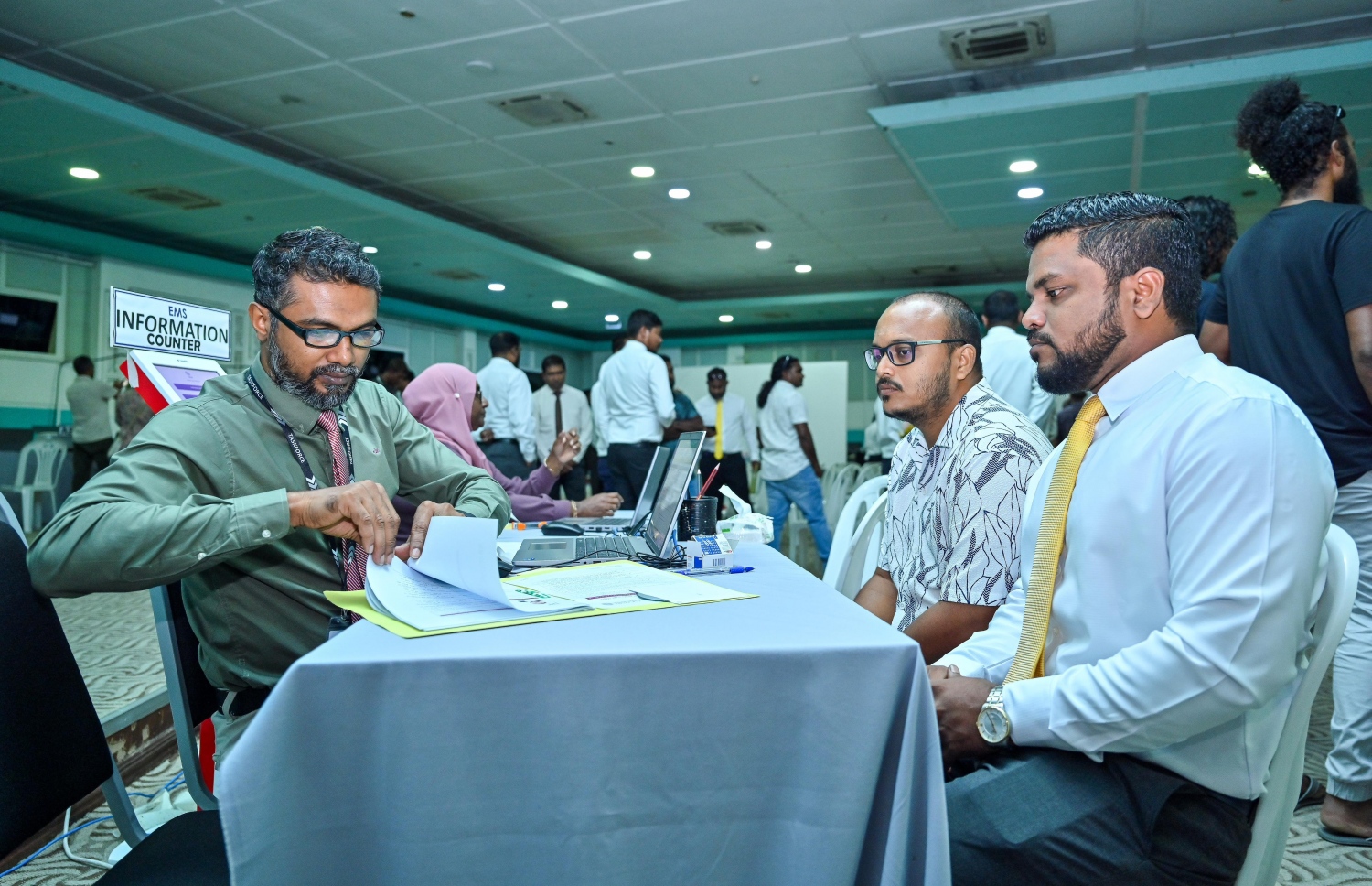 މަޖިލިސް އިންތިހާބުގައި އެމްޑީޕީގެ ޓިކެޓުގައި ވާދަކުރައްވާ ކެންޑިޑޭޓަކު، އީސީއަށް ފޯމު ހުށަހަޅަނީ-- ފޮޓޯ: ފަޔާޒު މޫސާ/ މިހާރު