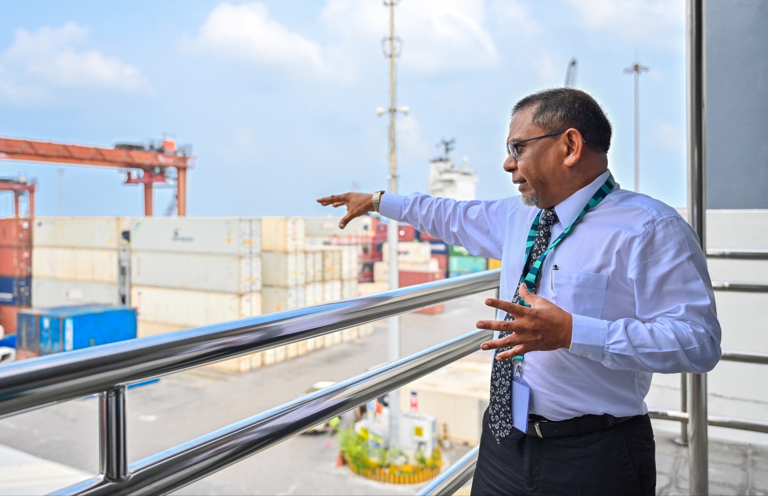 ވަޖީހު "މިހާރު" ގެ ނޫސްވެރިންނަށް އެމްޕީއެލްގެ އޮޕަރޭޝަން މަސައްކަތްތައް ކިޔާދެއްވަނީ. އޭނާ އެންމެ ބޮޑު އިސްކަމެއް ދެއްވަނީ ކުންފުނީގެ އާމްދަނީ ބޮޑު ކުރުމަށް -- ފޮޓޯ: ފަޔާޒް މޫސާ / މިހާރު