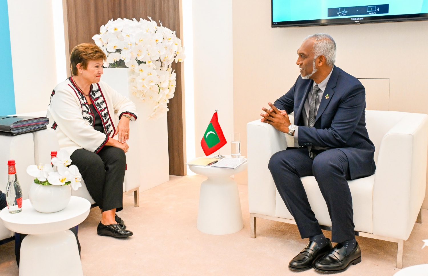 އައިއެމްއެފްގެ މެނޭޖިން ޑިރެކްޓަރު ކްރިސްޓަލީނާ ޖޯޖީވާ، ރައީސް ޑރ. މުހައްމަދު މުއިއްޒާ ބައްދަލުކުރައްވަނީ. --ފޮޓޯ: ރައީސް އޮފީސް